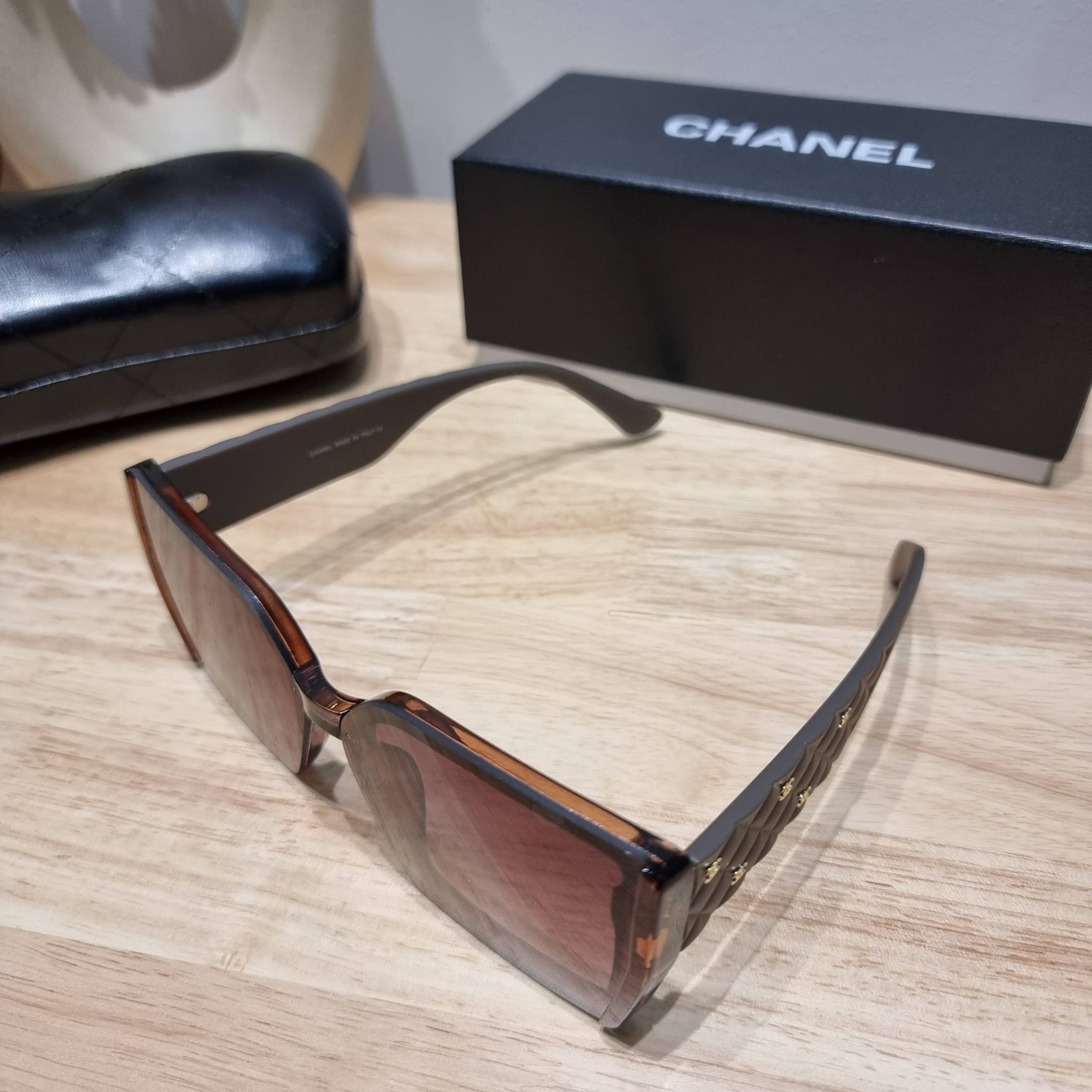 Chanel Sunglasses UV protection gift Box set สุดคุ้ม มาพร้อมอุปกรณ์ครบเซ็ท ดีไซน์ชิคมากแม่!! รับรองไม่ซ้ำใคร ใส่เสริมโหงวเฮ้ง ดูผู้ดี มีพกติดตัวไว้ไม่ตกเทรนด์ ใช้ได้ทุกโอกาส