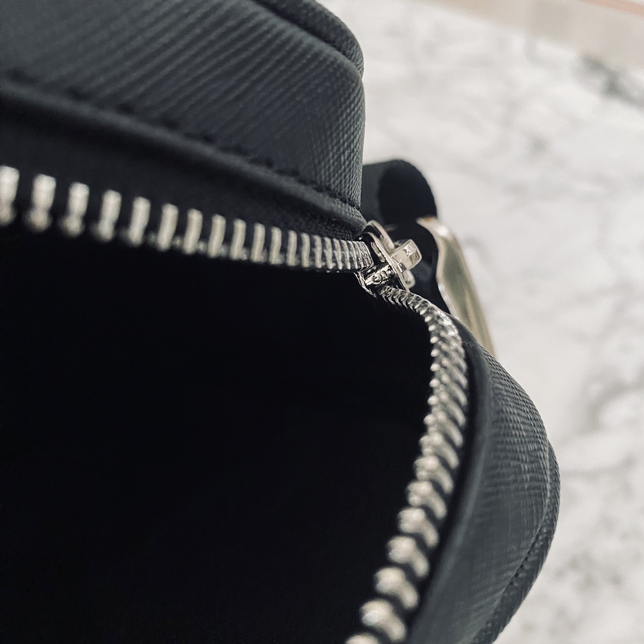 LV Outdoor Messenger Bag กระเป๋าทรงแมสเซนเจอร์สีดำสวยคลาสสิก รุ่นที่ได้รับความนิยมอย่างมาก ท่านชวยควรมีติดตู้ไว้ได้ใช้งานบ่อยๆ แน่นอนค่ะ