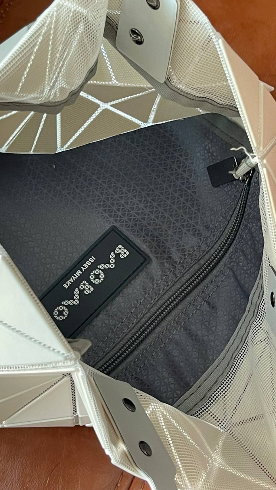 ORIGINAL 🌸 BAO BAO ISSEY MIYAKE LUCENT 6X6 matte tote bag เป็นซีรีส์ที่โดดเด่นด้วยโทนสีสว่าง โดดเด่นด้วยลักษณะต่างๆ เช่น ตาข่ายสว่างที่มองเห็นได้ผ่านช่องว่างระหว่างชิ้นสามเหลี่ยม