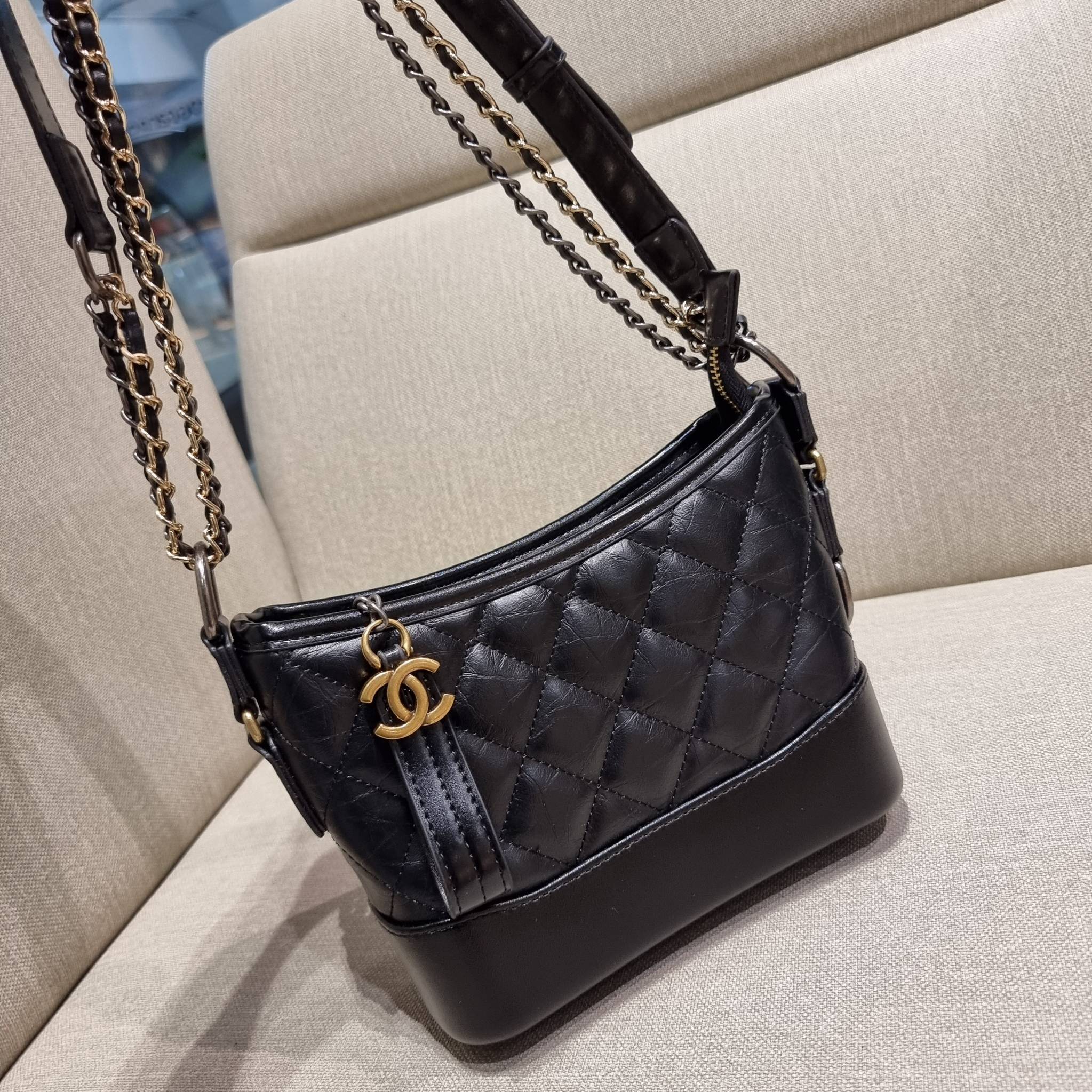 9" CHANEL SHOULDER BAG / CHANEL GABRIELLE HOBO BAG ไซส์คลาสสิค กระเป๋าสะพายข้าง/ไหล่ หนังแท้ นิ่ม หรู มาพร้อมพวงกุญแจสัญลักษณ์แบรนด์ อะไหล่พร้อมโซ่สะพายสีทองสลับสีเงินรมดำ สามารถสะพาย crossbody หรือสะพายไหล่ได้หมด สะพายแล้วขับผิวมากๆ เปิด-ปิดกระเป๋าด