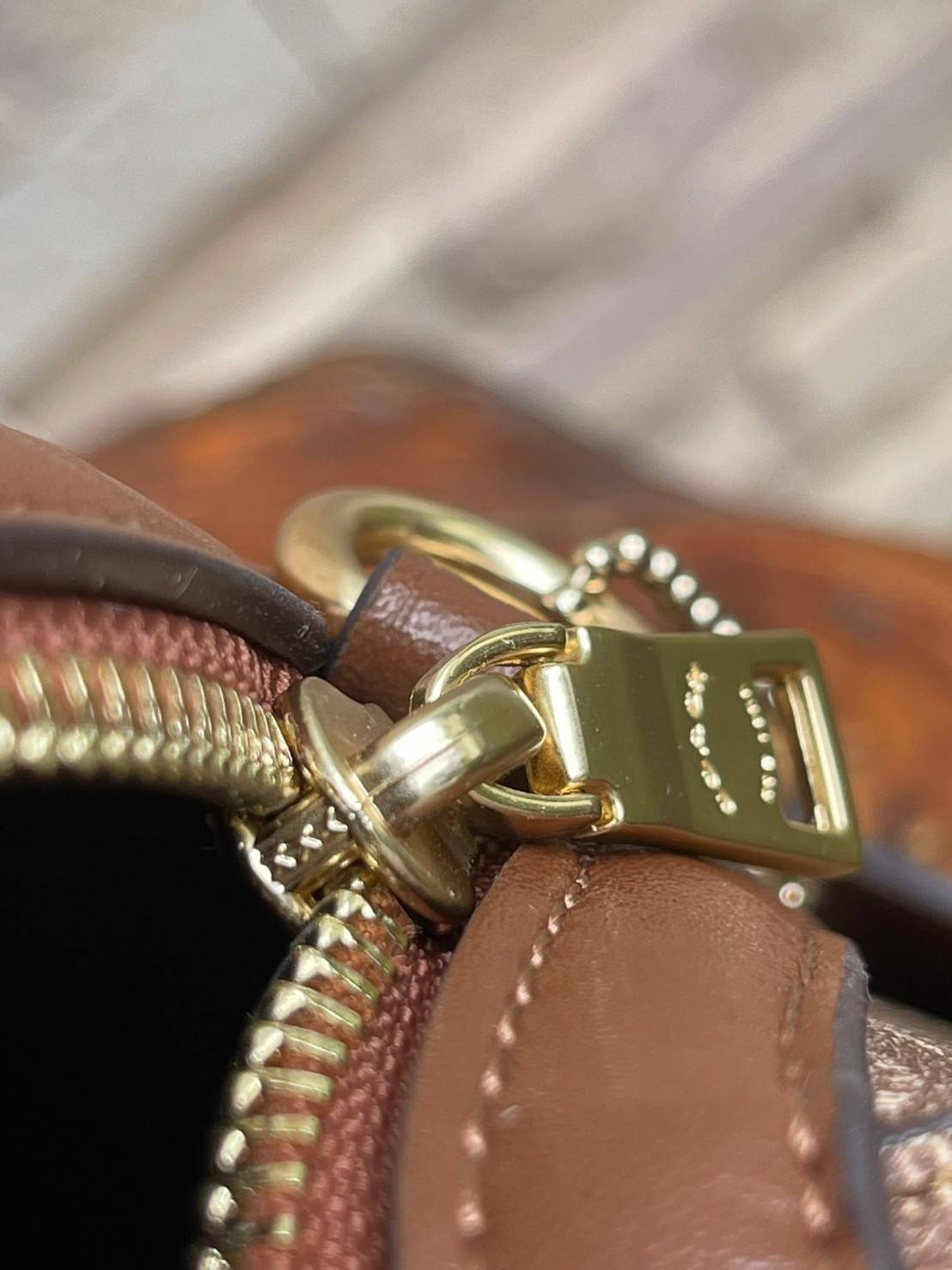 COACH Signature Canvas Rowan Satchel Crossbody จุดเด่นของกระเป๋าทรงsatchel bag คือรูปทรงของกระเป๋าดูแข็งแรง มั่นคง ไม่เสียทรงง่าย มาพร้อมหูหิ้วที่ด้านบนของกระเป๋า ลายแคนวาสที่เป็นซิกเนเจอร์แบบเอกลักษณ์ ช่องใช้งานทุ้งภายในและภายนอก นอกจากนี้ กระเป๋าประเภทน