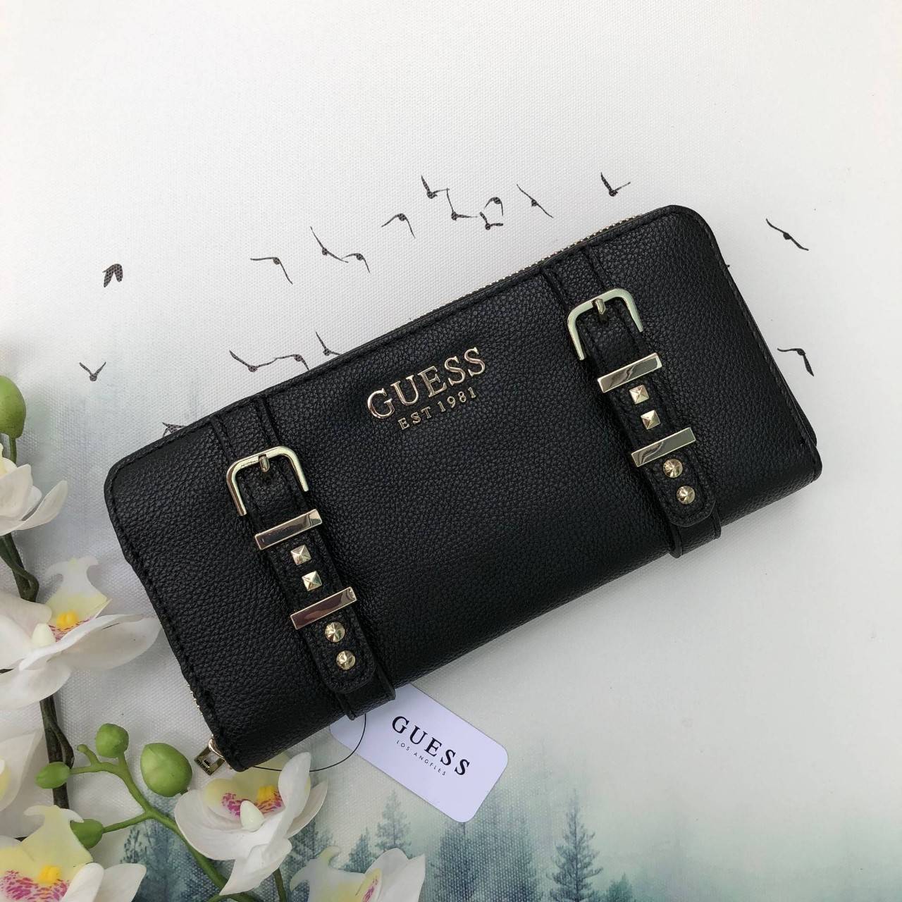 Guess long wallet กระเป๋าสตางค์ใบยาวซิปรอบ วัสดุ pu. เนื้อนุ่ม ภายในมีช่องใส่บัตร ธนบัตร และช่องซิปใส่เหรียญค่ะ