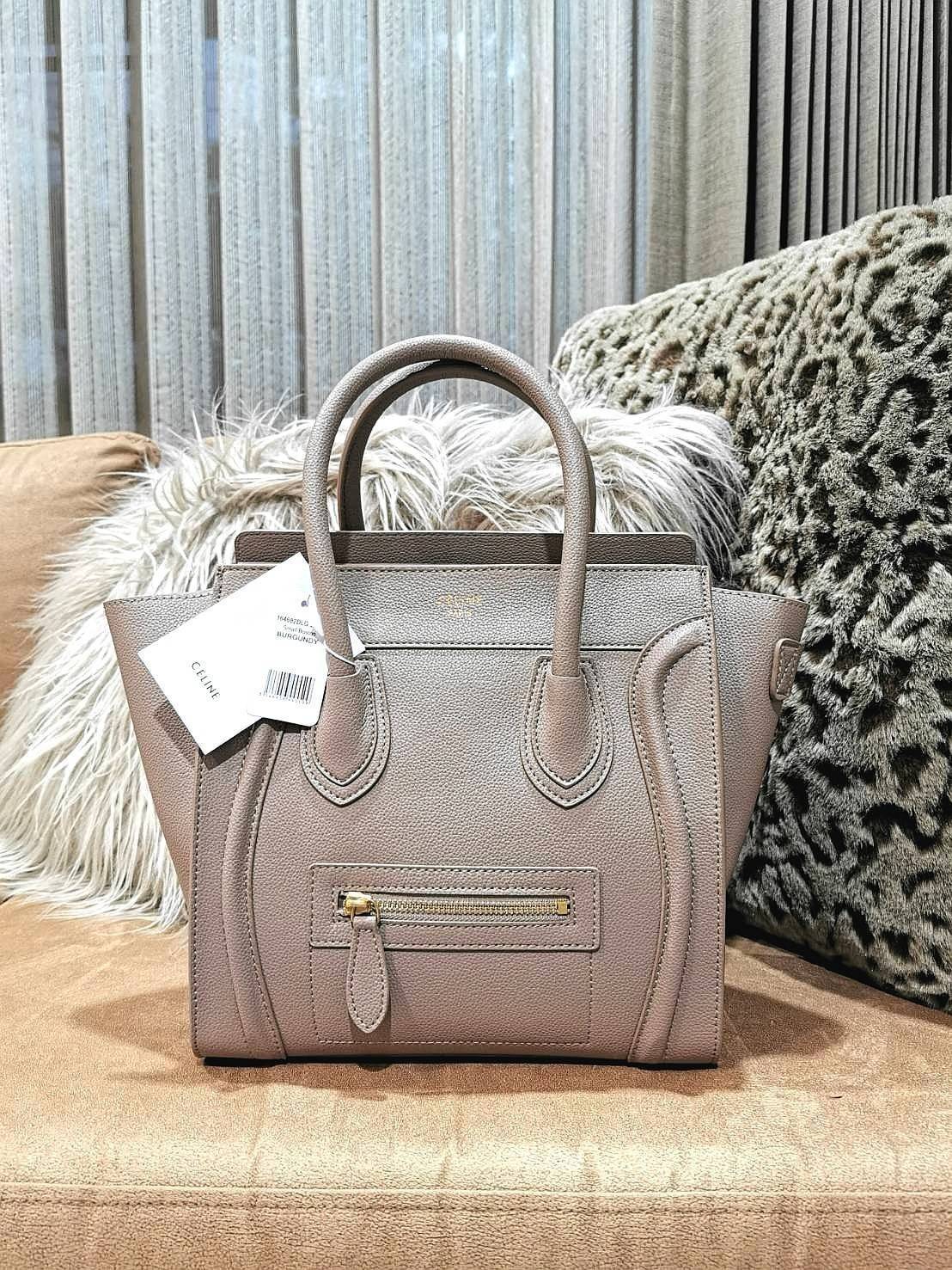 CELINE HANDLE BAG VIP GIFT WITH PURCHASE (GWP) พรีเมี่ยมกิ๊ฟรุ่นใหม่ Limited Edition จาก CELINE HAUTE PARFUME DUTYFREE COUNTER หนังแท้ Calf Skin Leather มาในดีไซน์สุดหรูยอดนิยมหนังนิ่มหอมขึ้นเทคเจอร์สวยอยู่ทรง เปิดปิดด้วยซิปสะดวกใช้ ด้านหน้ามีโลโก้แบรนด์ 