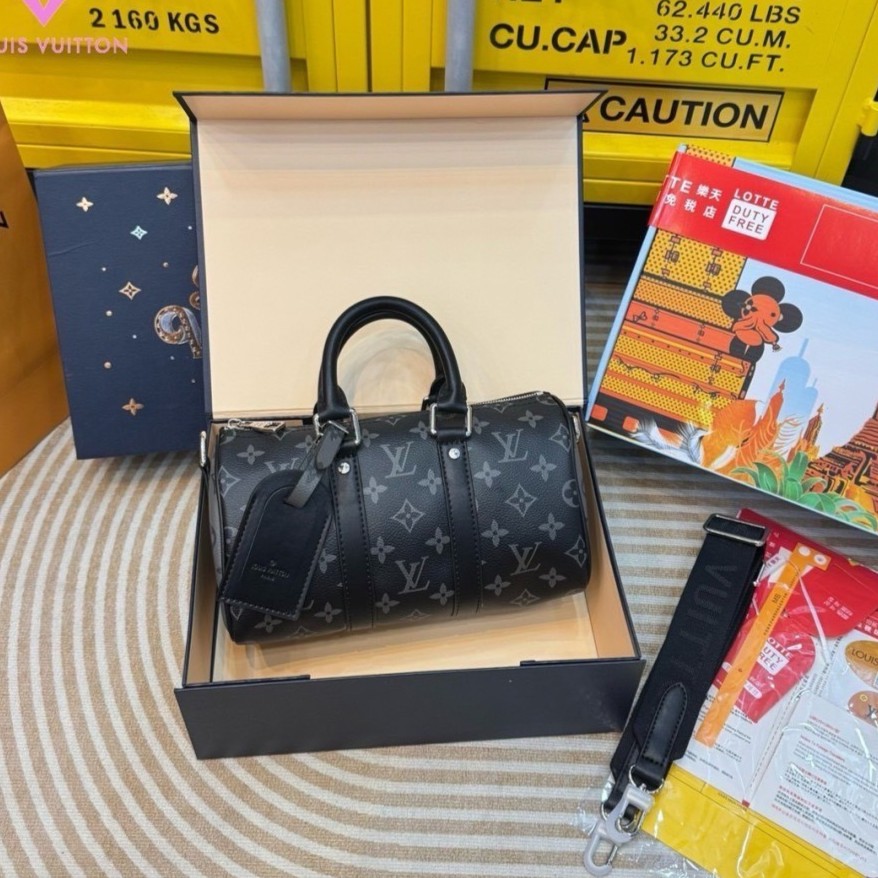 V Keepall Bandouliere 25 Bag กระเป๋าทรงหมอนสุดฮิต สีดำสวยคลาสสิค ดูแพงสุดๆ เท่และหรูในใบเดียว มาพร้อมสายสะพายแบบสปอร์ต ดีไซน์เริ่ดไม่ซ้ำใคร