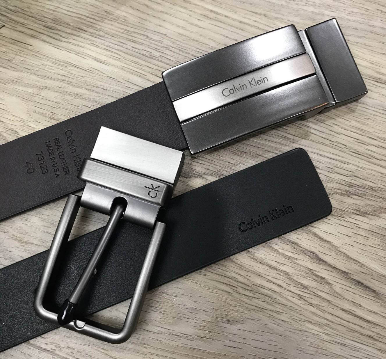 ห้ามพลาด! เซทสุดคุ้ม! ซื้อ1ได้ถึง2! CALVIN KLEIN REAL LEATHER BELT VALUE PACK Limited Edition เข็มขัดหนังแท้ พร้อมหัวเข็มขัด2แบบคุณภาพดีตามแบบฉบับของแบรนด์ สายเข็มขัดสามารถกลับด้านใช้ได้ทั้งสีดำและสีน้ำตาลเหมือนมี2เส้น2หัวสลับใช้ได้ไม่จำเจ มาพร้อมถุงกระดา