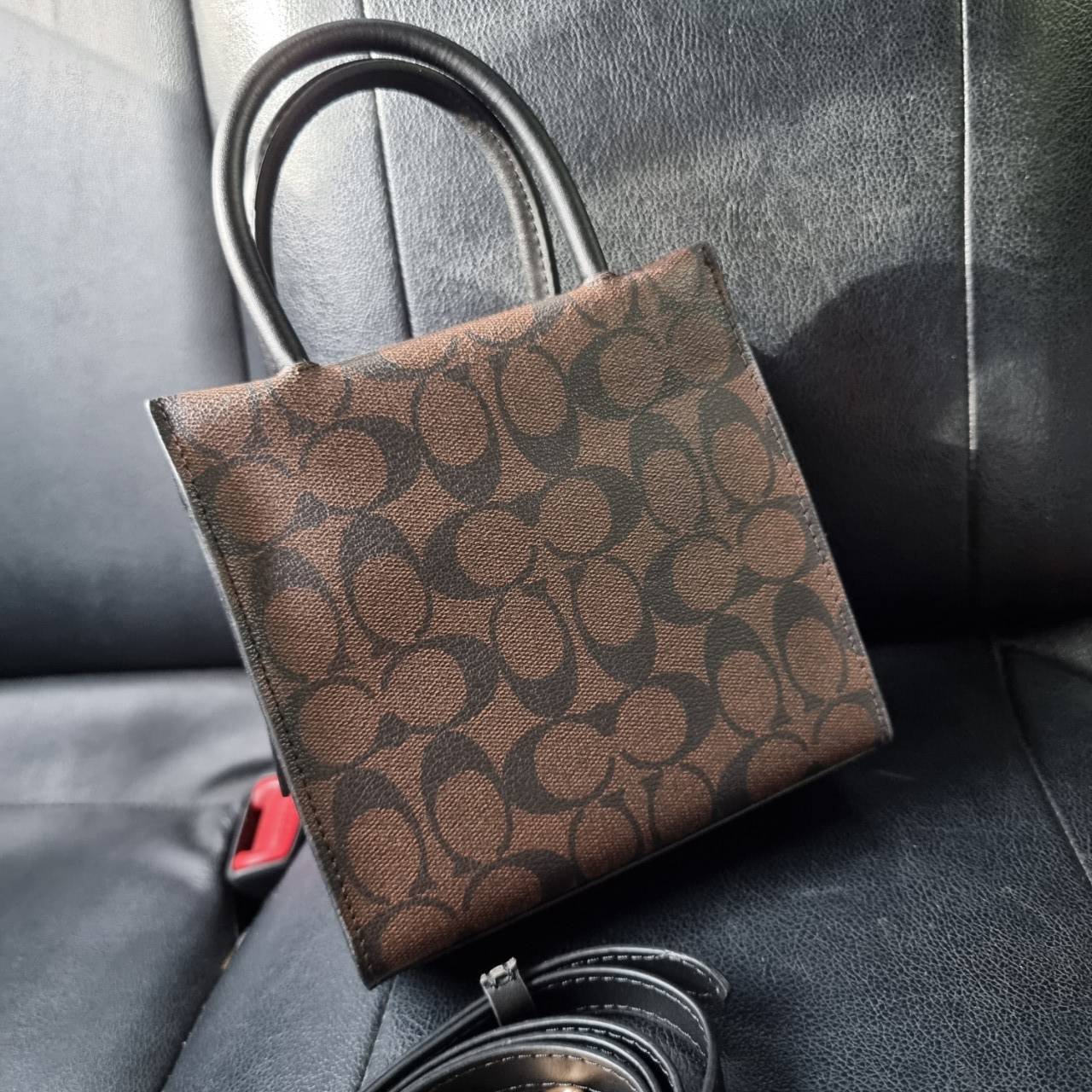 COACH MINI CALLY CROSSBODY IN SIGNATURE ((3599, 2184, 5693, 2134, 2183)) พร้อมส่งที่ไทยทันที! กระเป๋าสะพายครอสบอดี้ร์ กระเป๋าครอสบอดี้โท้ทมินิไซส์ รุ่นใหม่สุดฮอต!! ใบจริงคือน่ารักม้ากกกก!! สวยอยู่ทรง น่ารักน่าใช้ ทรงTote ปากกระเป๋าเปิดปิดแบบแม่เหล็ก ภายใน