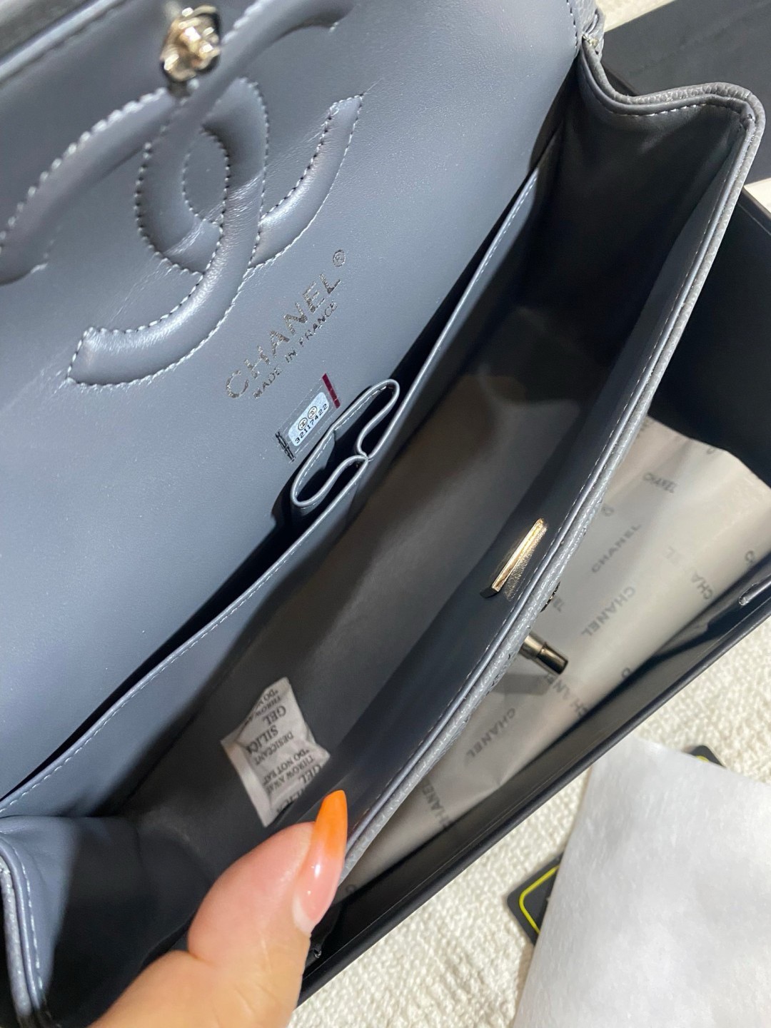 CHANEL Classic Medium Flap Bag กระเป๋าสะพายคลาสสิกรุ่นยอดนิยมตลอดกาล ดีไซน์เรียบหรูหราขับผิว งานหนังแท้สวยมาก มีอะไหล่เงินและทอง สุดยอดเดอะเบสท์ไอเท็ม