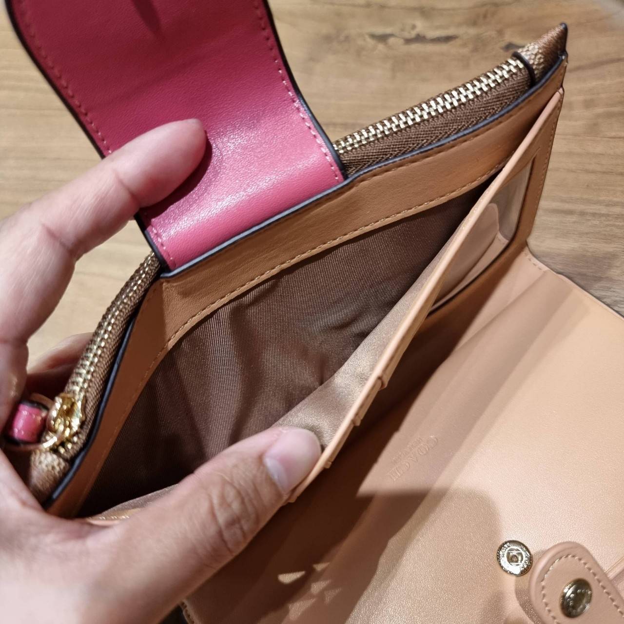 พร้อมส่ง 7 สี COACH C2874 TECH WALLET IN COLORBLOCK SIGNATURE CANVAS จัดให้สีใหม่ก่อนใคร!! ดีไซน์ใหม่ คอลเลคชั่นสวยหรู กระเป๋าสตางค์พร้อมสายคล้องมือ ง่ายต่อชีวิตมากจ้า!! มันดีอะไรเบอร์นี้ ใส่ได้ทั้งบัตร และโทรศัพท์ก็ใส่ได้ทุกรุ่น แถมยังมีช่องซิปแยกไปอีก ช