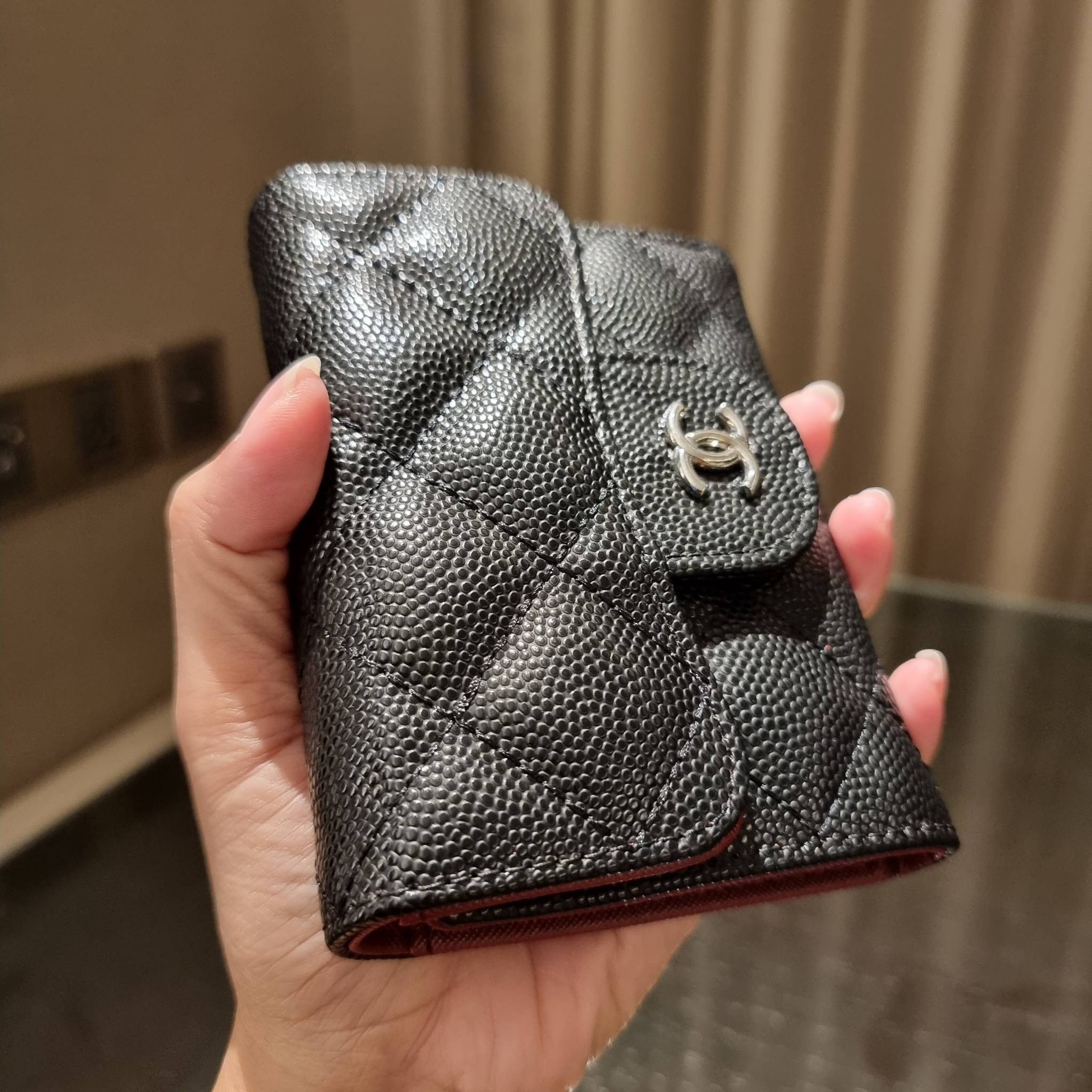 VIP 】มาแล้วจ้า!! รุ่นแนะนำ!! ฮิตติดใจสาวๆ!! กระเป๋าสตางค์ใบสั้นรุ่นฝาพับ จาก Chanel premium for gift เรียบหรู ดูไฮน์ วัสดุหนังสังเคราะห์ลายคาร์เวีย ด้านในเป็นหนังซาฟเฟียโน่ เปิด-ปิดด้วยกระดุมแม่เหล็ก ภายในกระเป๋ามีช่องใส่บัตร ใส่ธนบัตรได้ ดีไซน์เรียบหรูตา