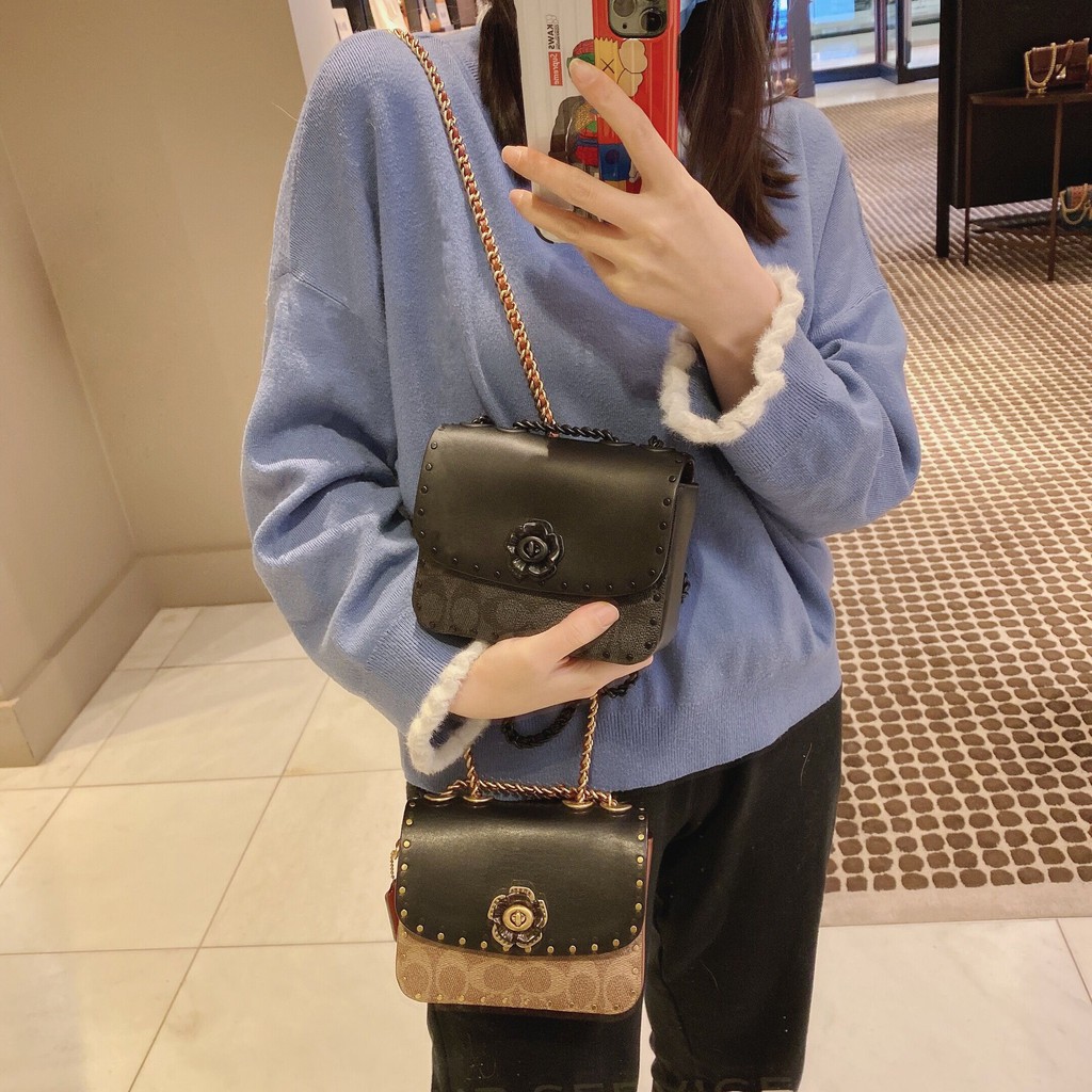 COACH C2462 MADISON SHOULDER BAG 16 IN SIGNATURE CANVAS WITH RIVETS กระเป๋าสะพายข้าง ไซส์กะทัดรัด พกพาง่าย น้ำหนักเบา ดีไซน์สวย โดดเด่นด้วยตัวล็อครูปดอกไม้ สีสันตกแต่งตัดกันกับลายซีอย่างลงตัว วัสดุหนังแคนวาสเคลือบลาย ภายในแบ่งสัดส่วนให้อย่างดี มาพร้อมสายส