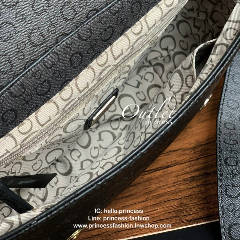 GUESS LOGO EMBOSSED CROSSBODY BAG กระเป๋าสะพายไหล่หรือสะพายข้าง สายสะพายปรับความยาวได้ เปิดปิดด้วยกระดุมแม่เหล็ก ตัวกระเป๋าปั้มลายG เป็นsignatureรอบใบ ดูมีดีเทล ภายในบุผ้าลายG มีช่องซิปและช่องเล็กเป็นสัดส่วน ใส่กระเป๋าสตางค์ยาวหรือของจุกจิก อื่นๆได้ สวยทั