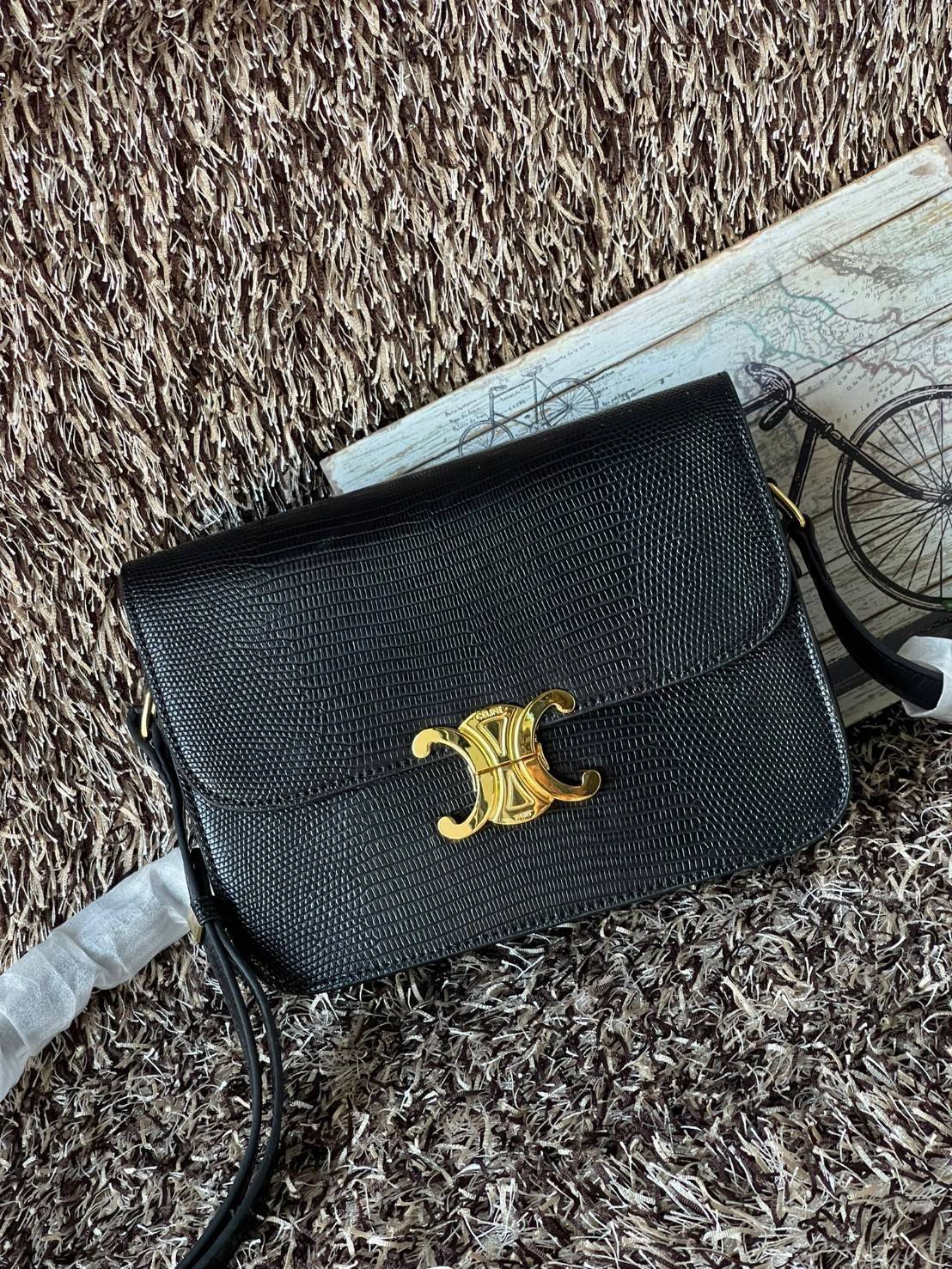 Celine MEDIUM TRIOMPHE BAG IN SHINY By croc มีรูปทรงเป็นกล่องคล้ายกับกระเป๋า Classic Box แต่มีการออกแบบโลโก้ที่สะดุดตาแบบวินเทจ ด้วยดีไซน์หรูหราและที่ดูโฉบเฉี่ยวเ้วยลงดลายcroc มีความคลาสสิคอย่างเต็มเปี่ยม ทำให้เป็นที่ดึงดูดความสนใจของสาวๆ ด้วยความคล่องตัว