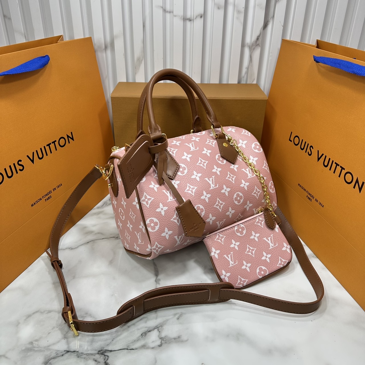 ORI หนังแท้ | LV Speedy P9 Bandoulière 25 Bag กระเป๋าสะพายทรงหมอนสปีดี้ คอลใหม่ล่าสุดหรูหราโดดเด่น รูปทรงใช้งานง่ายสวยตลอดกาล ใช้ได้กับทุกลุค ทุกโอกาส ภายในโล่งกว้างมาก ใส่ของสำคัญได้ครบแน่นอนจ้า