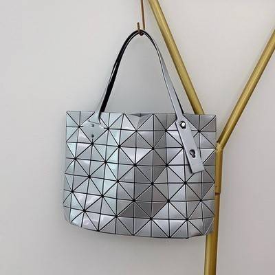 Bao Bao Issey Miyake ROCK MATTE ซีรีส์นี้จะเป็นทรงสี่เหลี่ยมผืนผ้า มีซิปปิดด้านบน ถือเป็นรุ่นที่เหมาะกับการใช้งานในชีวิตประจำวัน สามารถพับมุมและบริเวณด้านล่างของกระเป๋าเพื่อเพิ่มความสะดวกสบายในการใช้งาน ทั้งยังช่วยให้วางกระเป๋าในแนวตั้งได้อีกด้วย แผ่นต่อส