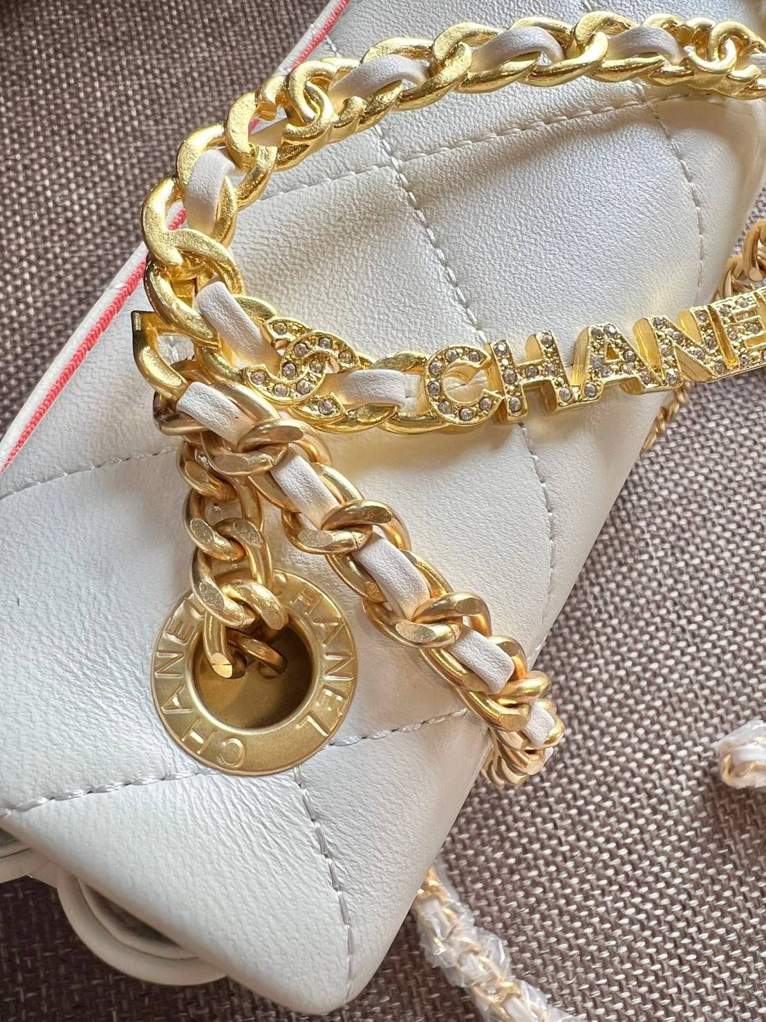 Chanel Small Flap Bag with Top Handle 8" /CHANEL CHAIN SHOULDER BAG กระเป๋าสะพายได้และหิ้วได้ หนังสวย เรียบ สัมผัสนุ่มมือ น่าใช้มากๆ