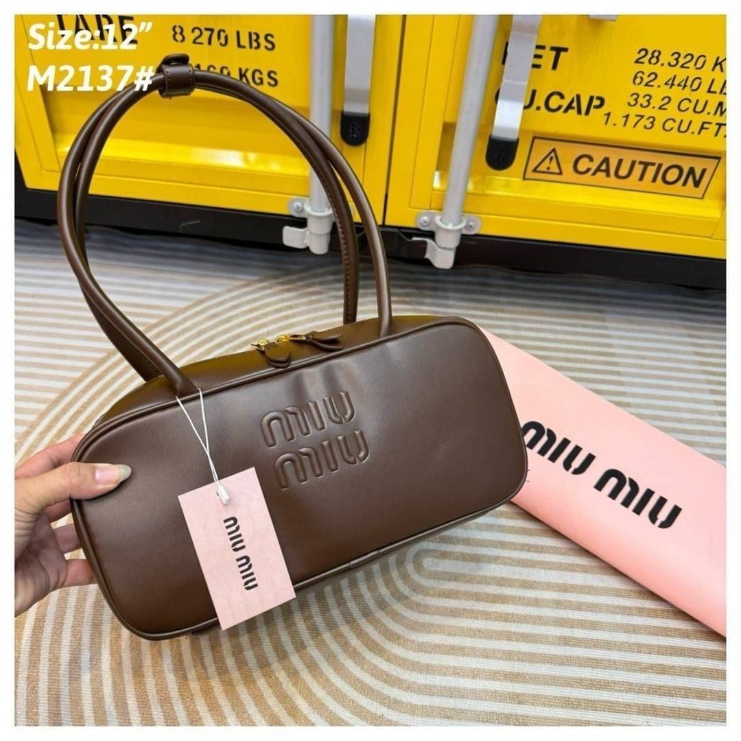 MIU MIU Arcadie leather shoulder bag 30cm กระเป๋าถือรุ่นหูยาวสะพายไหล่ได้สุดชิค น่ารักๆเก๋ๆ ดีไซน์เรียบแต่มาก สวยดูแพง หูจับในตัวง่ายและสะดวกพกพา