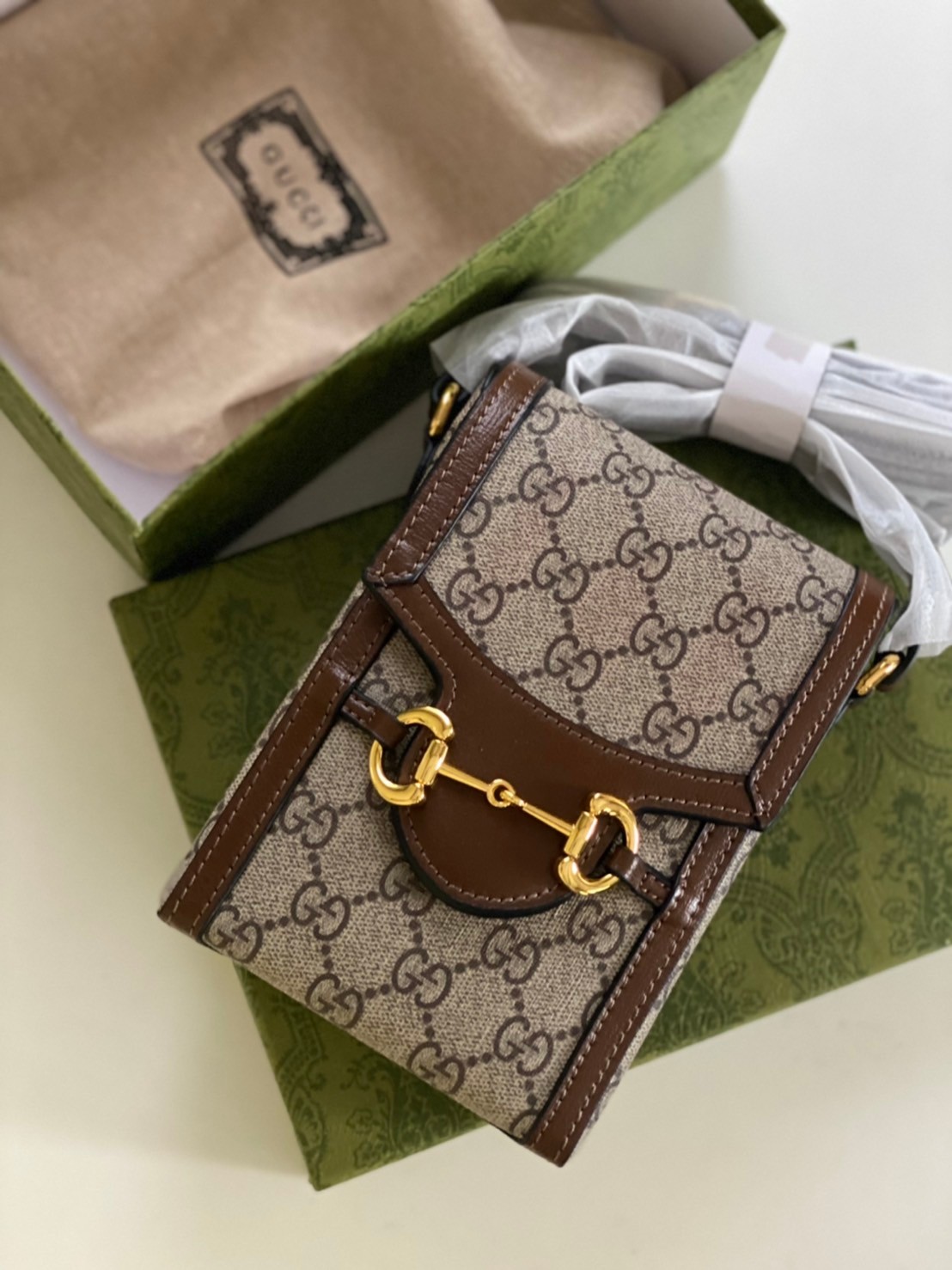 Gucci Horsebit 1955 mini bag / Gucci Phone Bag ออริจินอล รุ่นยอดฮิต ไซส์มินิ ที่ใครๆก็ต้องรู้จัก!! กับกระเป๋าขนาดมินิในรูปแบบผ้าแจ็คการ์ดสีขาวงาช้างและน้ำเงิน ได้รับแรงบันดาลใจมาจากดีไซน์ดั้งเดิม ซึ่งแอคเซสเซอรี่นี้โดดเด่นด้วยรายละเอียดดั้งเดิมที่ทันสมัยโ