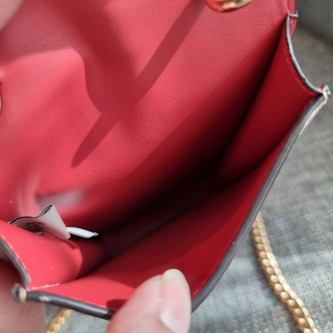 COACH NORTH/SOUTH PHONE CROSSBODY IN SIGNATURE CANVAS F55636 F39955 สุดคลาสสิคกับกระเป๋าสะพายเอนกประสงค์ Case phone ใส่โทรศัพท์มือถือได้ทุกรุ่น ดีไซน์ลายเอกลักษณ์ วัสดุหนังแคนวาสเคลือบลาย ฝาและภายในเป็นหนังสังเคราะห์เรียบ เปิด-ปิดด้วยกระดุม สายสะพายยาวประ