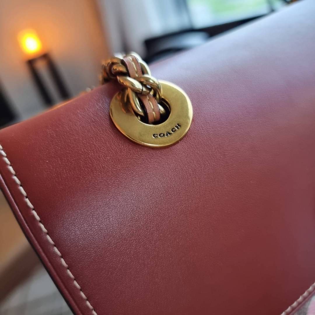 COACH 54649 PARKER IN SIGNATURE CANVAS WITH PRAIRIE FLORAL PRINT กลับมาอีกครั้ง!! กับไอเท็มสุดฮ็อต ที่สาวๆตามหากันนักหนา จัดมาแบบจุใจไปเลย ความสวยแซ่บไม่ต้องพูดเยอะ วัสดุหนังแคนวาสสลับหนังเรียบสวยคม พร้อมดีไซน์ลายดอกไม้โดดเด่น เปิด-ปิดง่ายด้วยตัวบิดล็อค ภ