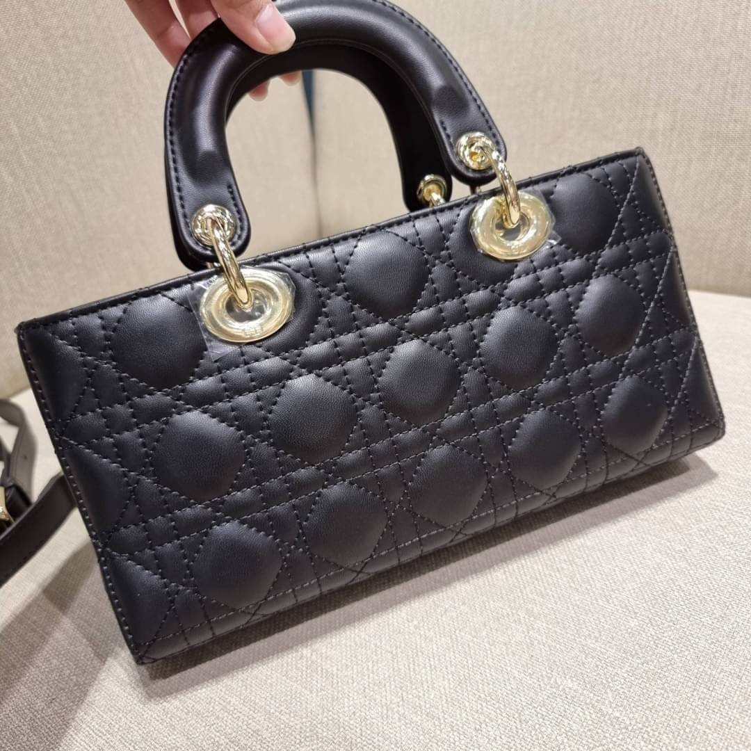Medium Lady D-Joy Bag Cannage Lambskin / CD LADY D-JOY BAG ดีไซน์ใหม่ อัพเลเวลความหรู กับกระเป๋าสะพายข้างที่รอบนี้ดีไซน์รูปทรงโฉมใหม่ ใช้งานง่ายขึ้น สะดวกใช้มากขึ้น