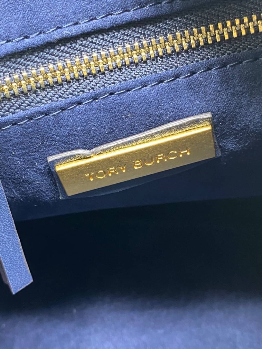 พร้อมส่งความสวย!!! medium TORY BURCH FACTORY MONOGRAM JACQUARD BOSTON BAG กระเป๋าถือหรือสะพายรุ่นใหม่ล่าสุดจาก TORY BURCH FACTORY วัสดุ Woven Jacquard & Leather ในลาย Jacquard คงเอกลักษณ์แบรนด์สวยอยู่ทรงดีไซน์โดดเด่นทรง Boston เปิดปิดด้วยซิปคู่สะดวกใช้ขนา