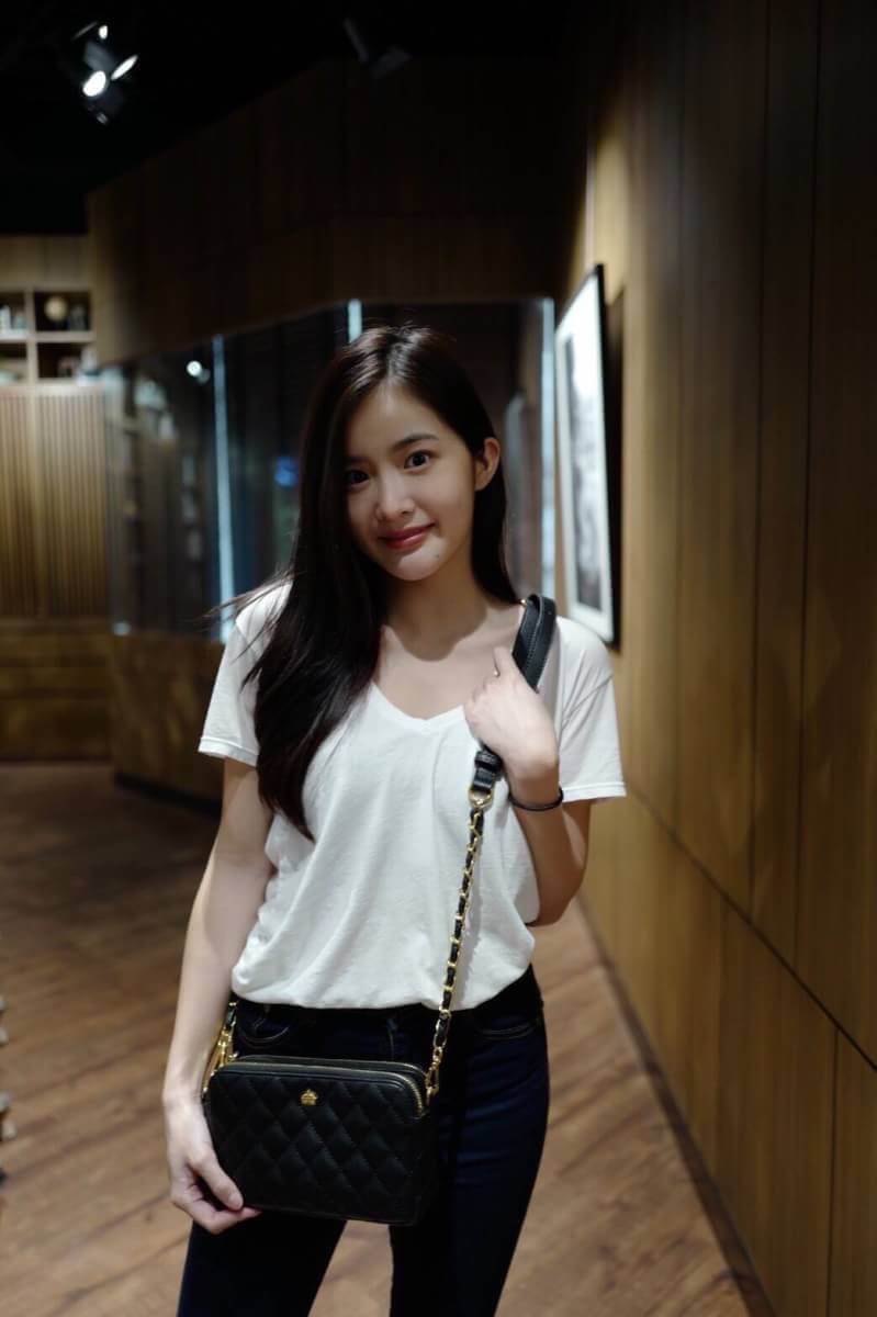 Carla รุ่นขายดีที่สุด ที่น้องมายด์สะพาย น่ารักสุดๆ 💙 ใครกำลังตามหากระเป๋าใบเล็ก ช่องเก็บเยอะๆ แนะนำ ใบนี้เลยค่า New item KEEP ' Carla ' 2zipper bag กระเป๋าสะพายข้าง แบบช่อง 2 ซิป ใบเดียวจบ จุครบ All item ! จะแต่งตัวสไตล์ไหนก้อเอาอยู่ • ร