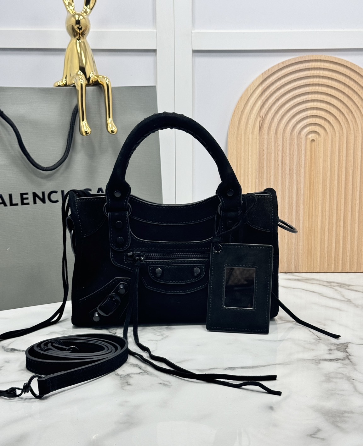 ORI หนังแท้ | Balenciaga Le City suede bag กระเป๋าถือ/สะพายข้างดีไซน์โดดเด่นสวยเท่ล้ำสมัย ใหม่ล่าสุดงานหนังกลับที่สุดแห่งความไอคอนิกไม่เหมือนใคร มีกิมมิคและลูกเล่นแพรวพราว