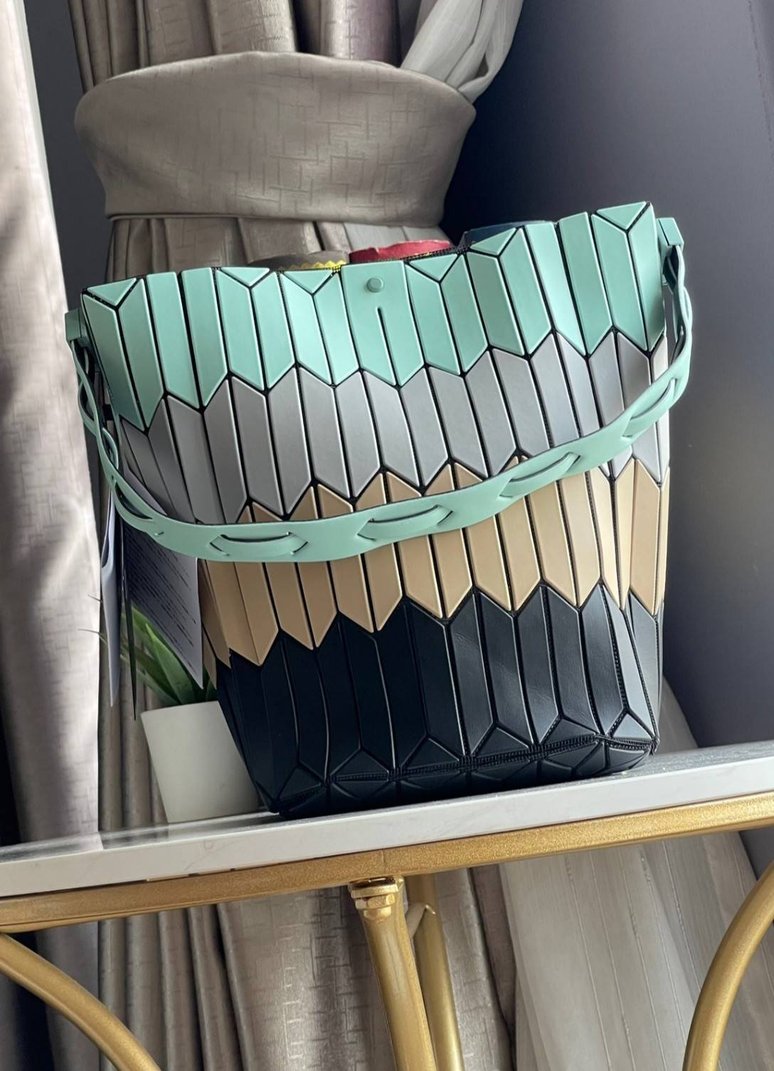 Baobao Issey Miyake Large Bucket กระเป๋าบัคเก็ตขนาดใหญ่สามารถใช้ใส่ร่มพับได้หรือขวดน้ำขนาดเล็กได้ ซีรีย์ใหม่นี้มีจุดเด่นที่แผ่นรูปทรงสี่เหลี่ยมด้านขนานในแนวตั้ง