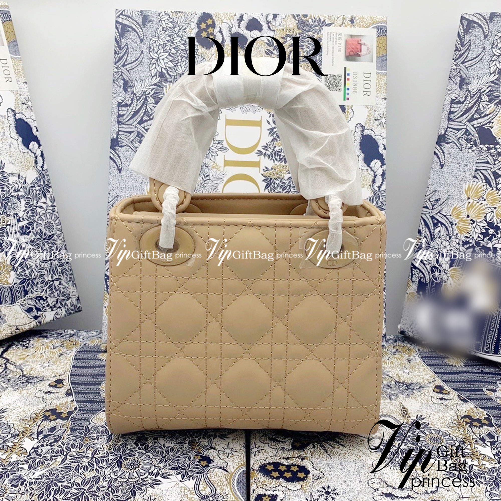 DIOR CD LADY BAG / Christian Dior Lady Dior Ultra-Matte Bag พร้อมส่ง 6 โทนสีพาสเทลหวานๆ น่ารักละมุน ตัวห้อยโลโก้โทนสีเดียวกับกระเป๋า น่ารักมากค่ะ ดีไซน์เรียบง่าย แต่แฝงไปด้วยความหรูหรา วัสดุหนังแท้ ทรงกล่องคลาสสิค มีหูจับในตัวและสายครอสบอดี้สุดเลิศ ที่มาพ