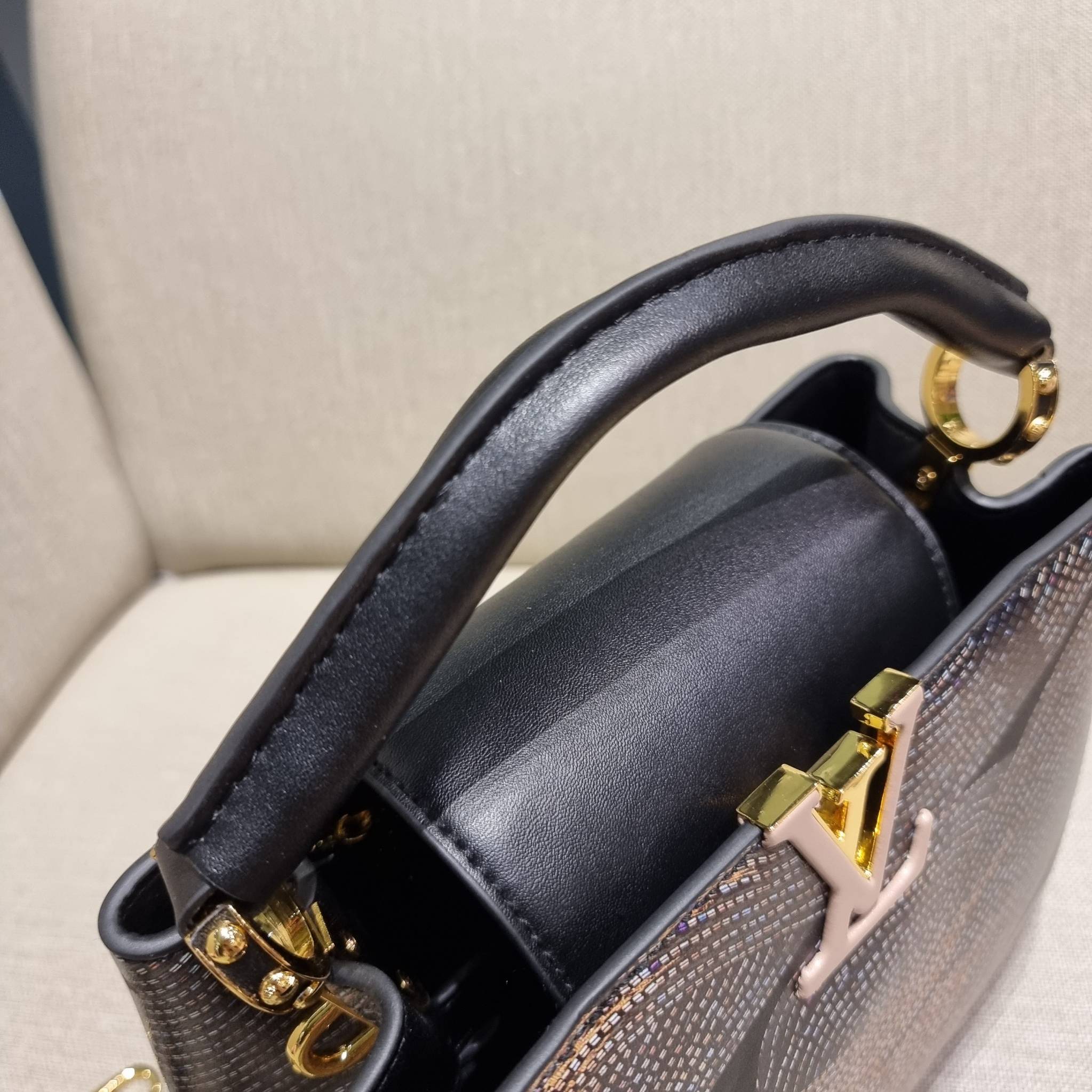 LV capucines top handle วีไอพีพรีเมี่ยมกิ๊ฟจากเคาน์เตอร์ ที่สุดของความสวยในราคาเบาๆ กระเป๋าถือสุดหรู ดีไซน์ทรงคลาสสิค พร้อมลวดลายหรูหรา มาพร้อมหูจับในตัว ด้วยรูปทรงวินเทจและวัสดุหนังแท้ ขับผิว ทำให้ไอเท็มนี้สะกดทุกสายตาจริงๆ และยังมีลูกเล่นที่ฝาปิดกระเป๋า