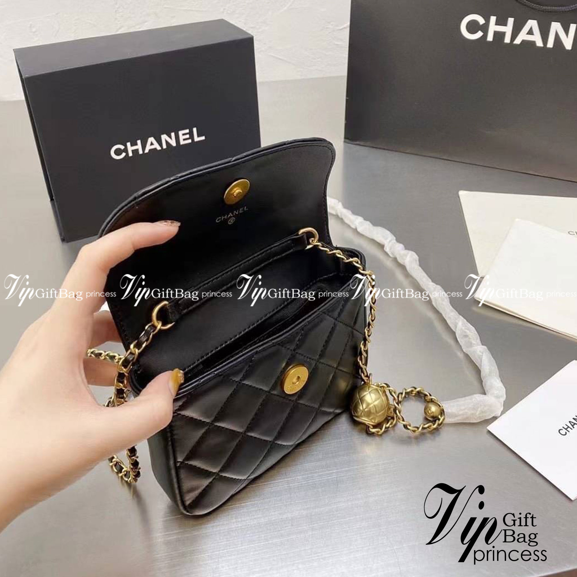 Chanel Pearl Crush with Chain / Chanel Mini crossbody bag กระเป๋าสะพายข้างหรือสะพายเป็นครอสบอดี้ รอบนี้เข้า 5 สีเลย ได้ใบนี้ไปถือออกงาน ก็สวยหรูดูแพงสุดๆค่า!!