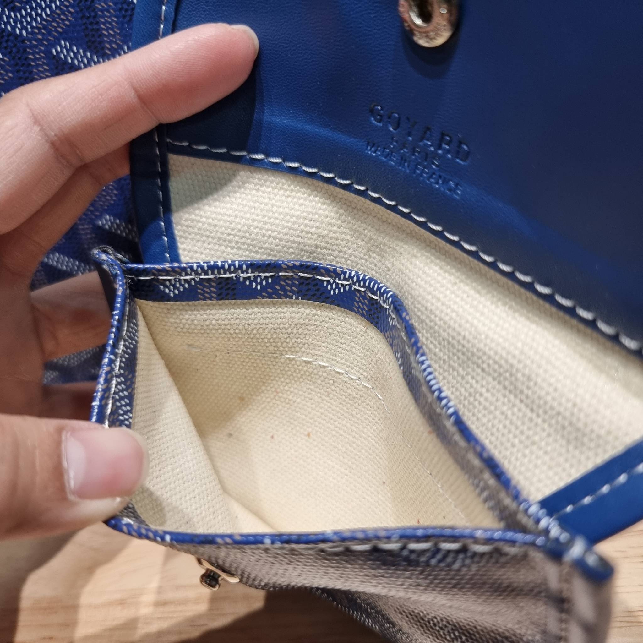 GOYARD MINI ANJOU REVERSIBLE TOTE ฮอตไอเท็ม กับกระเป๋าสะพายทรงโท้ท ไซส์มินิ กะทัดรัดมาก มาครบสีขายดี เลิศทุกสี รูปทรงคลาสสิค ดีไซน์เป็นเอกลักษณ์ ใช้งานได้หลากหลาย สามารถกลับด้านใช้ได้แบบไม่มีเบื่อ