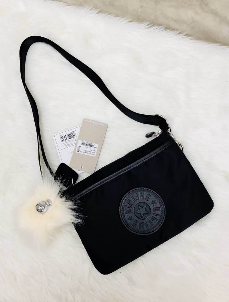 New in Kipling Sling Bag 2018 (k72323) >>Factory OEM HK<< พร้อมส่งที่ไทย กระเป๋าสะพายข้าง crossbody หรือถือ ก็เก๋ไปอีกแบบ วัสดุไนล่อนอย่างดี คุณภาพสูง ผ้าลื่นแวว ด้านหน้าติดโลโก้แบรนด์ตัวใหญ่ มีช่องกว้างขนาดกลางหนึ่งช่อง ใส่ของได้เยอะ เปิดปิดช