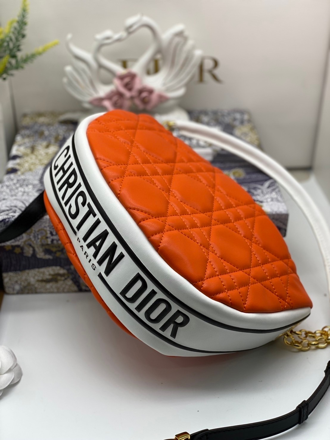 หนังแท้ DIOR MEDIUM DIOR VIBE HOBO BAG รุ่นใหม่ล่าสุด พร้อมส่งที่ไทย เกรดออริจินอลหนังแท้ สวยมากค่ะ ภาพสินค้าถ่ายจากงานขายจริง ใช้งานต่างประเทศได้