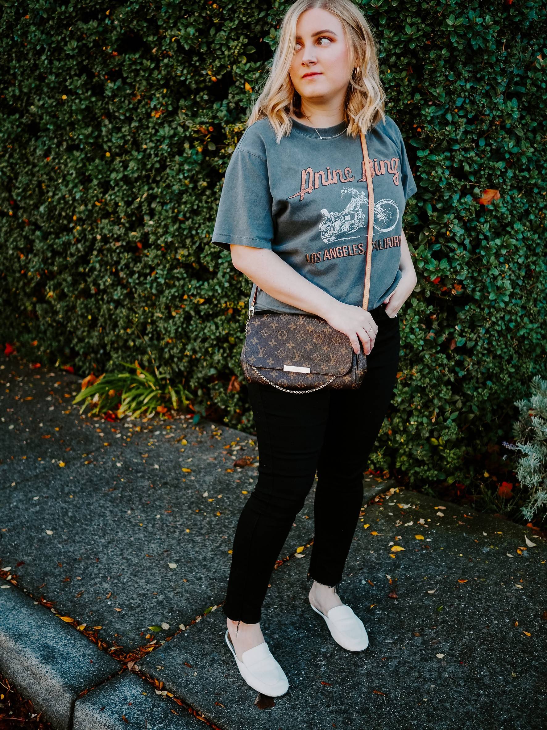 LV CROSSBODY CHAIN BAG rare item!! วัสดุหนังแคนวาส คมชัด หรู เปิด-ปิดกระเป๋าด้วยแถบแม่เหล็ก ภายในเป็นช่องโล่ง ใส่ของใช้สำคัญได้สบายๆ มือถือ พาวเวอร์แบงค์ เครื่องสำอางค์ ของจุกจิกได้หมดจ้า มาพร้อมสายสะพายโซ่ และสายสะพาย crossbody ถอดออกได้ พร้อมเสิร์ฟความส