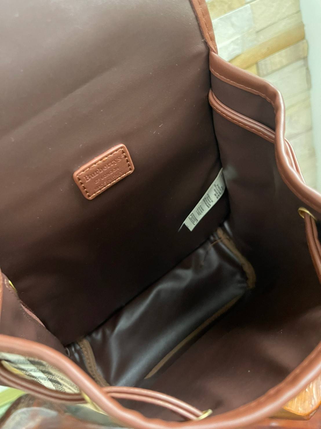 Burberry Small Beige Coated Canvas Backpack ไม่ว่าจะวันธรรมดาหรือวันไปเที่ยว เพียงแค่สะพายกระเป๋าเป้ใบนี้ติดตัวไปด้วย ก็เพิ่มความมีสไตล์ให้กับตัวเองได้แล้ว ด้วยรูปทรงและลายตารางอันเป็นสัญลักษณ์ของแบรนด์ สวยและแลดูคลาสสิค ด้วยความที่เป็นแบบสะพายกับไหล่ทั้ง