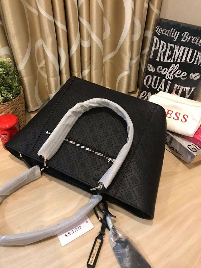 GUESS Kamryn Q Logo Tote สไตล์คลาสสิค ฐานกว้างตั้งอยู่ทรง วัสดุหนังpuลายsignature แบรนด์รอบใบ เปิดปิดด้วยซิปเดียวด้านบน ใช้งานง่าย บุด้วยผ้าสกรียโลโก้ มีช่องเล็กและช่องซิปแยกใช้งานเป็นสัดส่วน ประดับtagโลหะหุ้มหนังเป็นดีเทล ใบใหญ่ใส่นิตยสาร และของใช้ประจำว