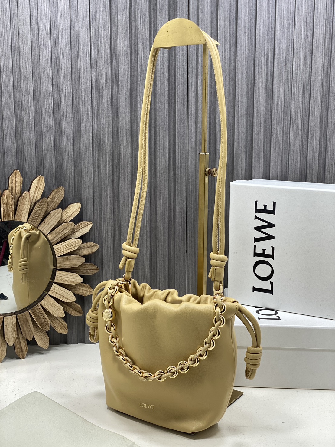 ORI หนังแท้ | LOEWE Mini Flamenco purse in mellow nappa leather / Loewe Bucket Bag กระเป๋าสะพายทรงบัคเก็ตไซส์มินิ หนังเรียบสวยหรู เรียบง่าย หนังแท้ผิวสัมผัสนุ่มมือ น้ำหนักเบาและนุ่มสบาย ดีไซน์จับจีบ เชือกผูกแบบปมโบราณ และสายโซ่รูปโดนัท