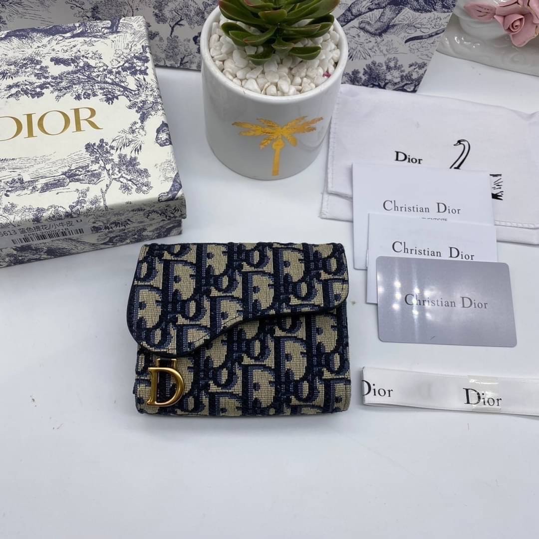 ORI 🥂 DIOR Wallet Saddle Lotus / Dior tri-fold wallet เกรดออริจินอล กระเป๋าสตางค์ 3 พับ วัสดุหนังแท้ และผ้า Jacquard อย่างดี ทอสวยงามที่สุด มีช่องใส่เหรียญมีซิปปิด ใส่การ์ด ใส่ธนบัตรได้ ครบเลยค่ะ ผสมผสานความสง่างามและคลาสสิกที่เข้ากับยุคสมัย ด้านห