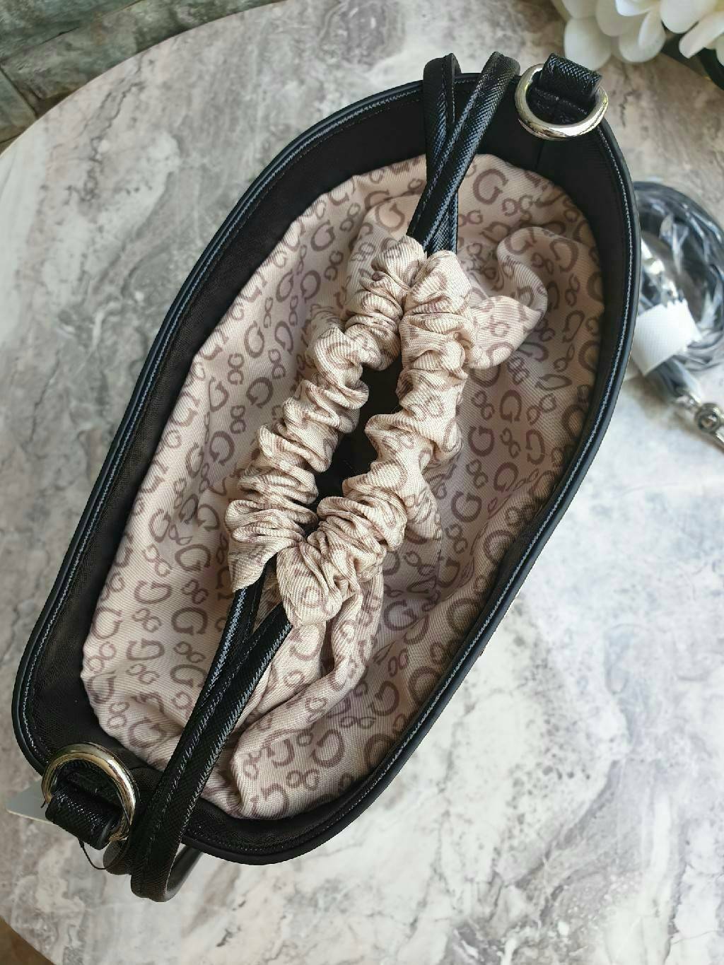 3สี Guess Bucket Bag กระเป๋ารุ่นใหม่ล่าสุด อวดไอเทมแสนเก๋กับกระเป๋าทรงถังสุดน่ารัก พิมพ์ลายรอบใบ วัสดุ Saffiano PU คุณภาพดี นิ่ม น้ำหนักเบา ด้านหน้าประดับด้วยโลโก้แบรนด์สวยโดดเด่น เปิดปิดด้วยเชือกหนังใช้หูรูดปลายเชือกประดับอะไหล่เงินสะดวกใช้ ด้านในโล่งกว้