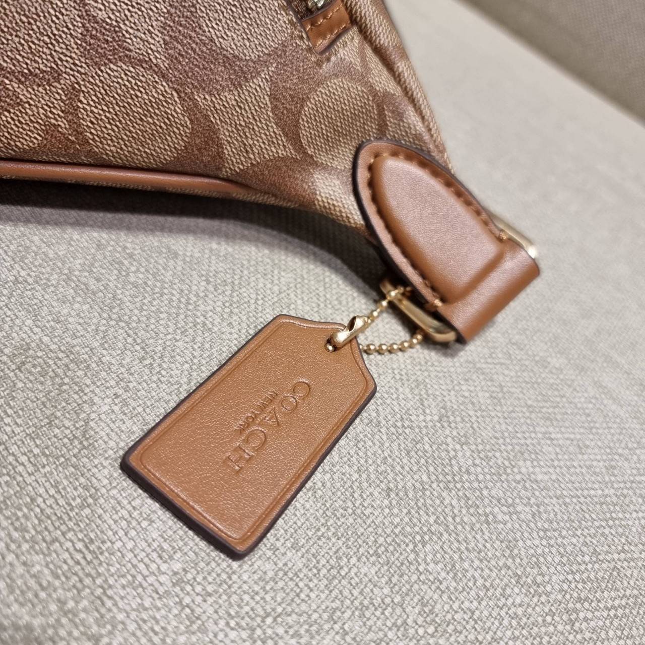 COACH F48740 BELT BAG IN SIGNATURE CANVAS กระเป๋าคาดอกทรง Unisex ที่ขายดีถล่มทลาย!! ขายได้ตลอดปี!! สวยเท่ทุกสี วัสดุหนังแคนวาสเคลือบคุณภาพดี ทนทาน ใช้งานง่าย ภายในเป็นช่องโล่ง เหมาะสำหรับคนที่ชอบพกอะไรง่ายๆ รับรองตอบโจทย์น้า