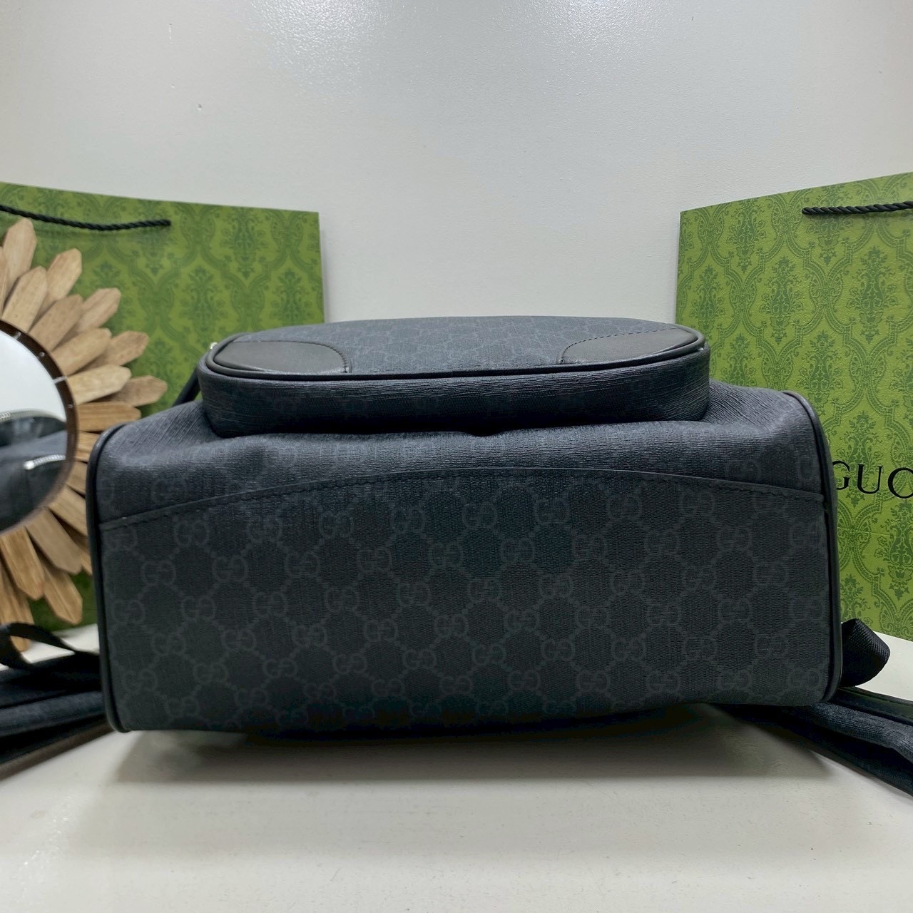 ORI หนังแท้ | Black Gucci GG Emblem medium backpack กระเป๋าสะพายหลัง กระเป๋าเป้ ดีไซน์เรียบง่าย รูปทรงใช้งานง่าน ภายในโล่งกว้าง จุของได้เยอะ