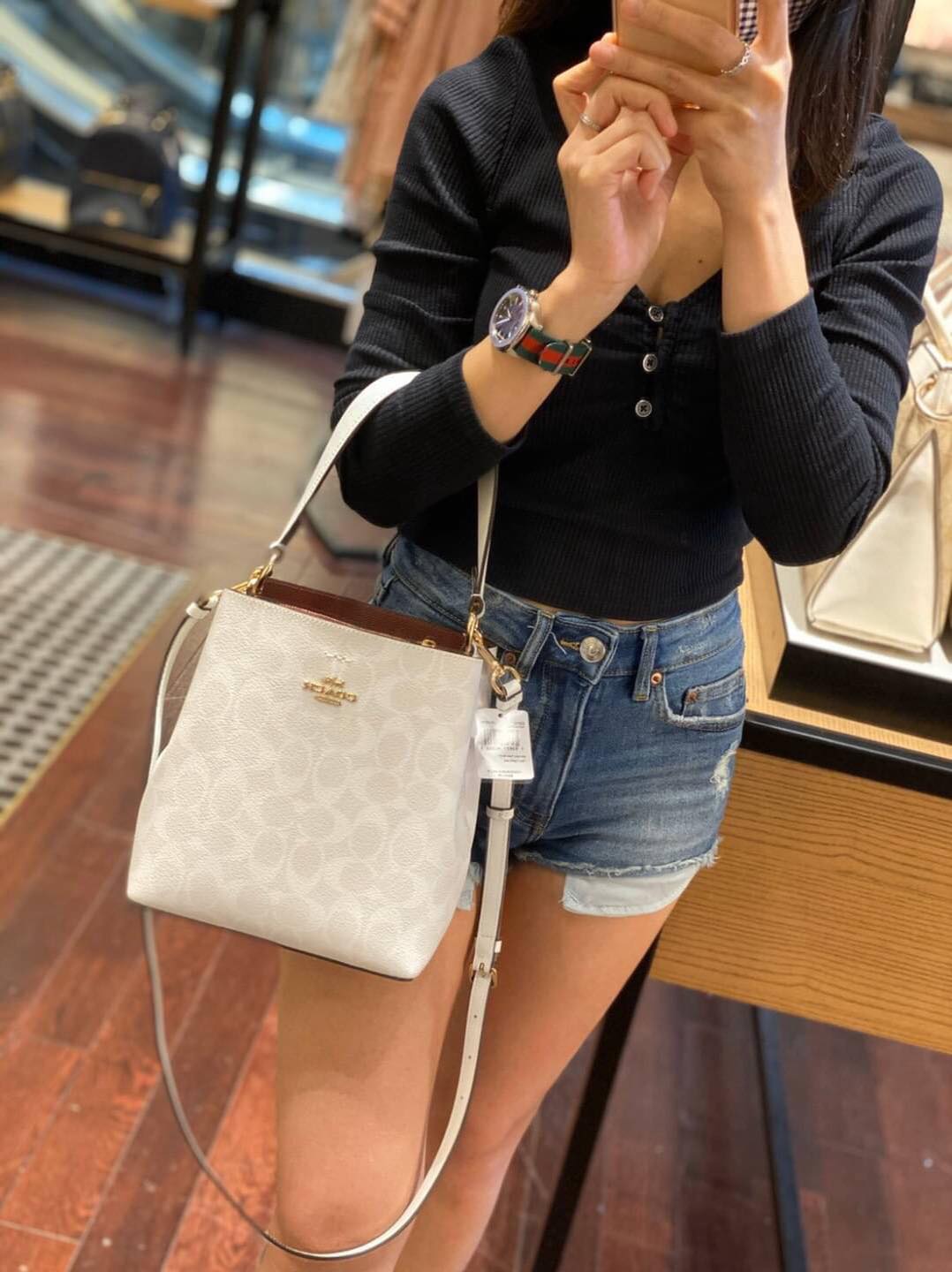 COACH 2312 SMALL TOWN BUCKET BAG IN SIGNATURE CANVAS รุ่นยอดนิยมใบเล็กมาครบสีแล้วจ้า กระเป๋าทรงบัคเก็ต สีผู้ดี๊ผู้ดี ตัวกระเป๋าดีไซน์คลาสสิคลายซี ดูโดดเด่น วัสดุหนังแคนวาสเคลือบลาย สวยคมทุกมุมจริงๆ!! เปิด-ปิดด้วยกระดุมแม่เหล็กทั้ง 2 ฝั่ง ภายในเป็นช่องโล่ง