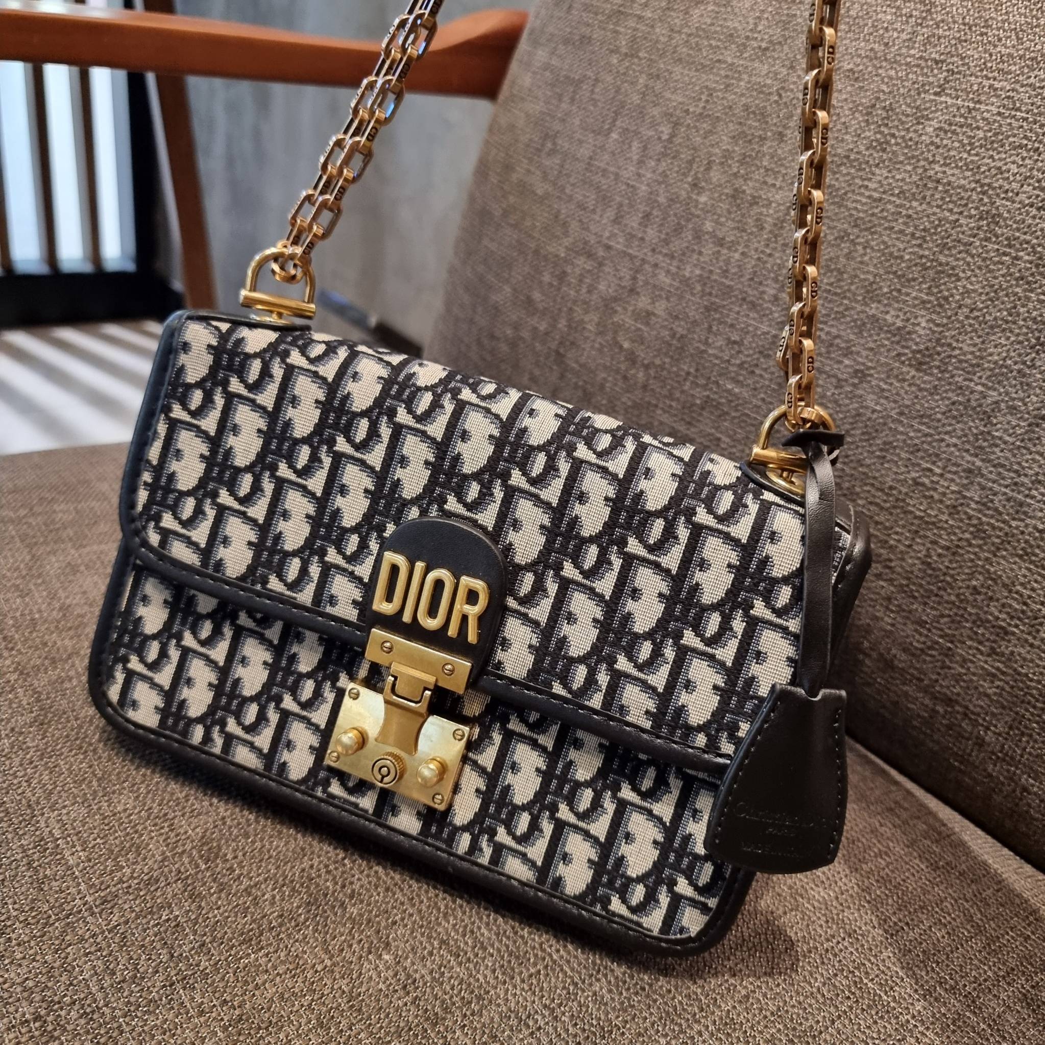 DIOR CD ADDICT FLAP BAG กระเป๋าสะพายดีไซน์คลาสสิค สวยผู้ดี โดดเด่นด้วยโลโก้และอะไหล่ตัวล็อคสีทอง เพิ่มดีเทลความหรูขึ้นไปอีก วัสดุผ้าแคนวาสทอลวดลายเอกลักษณ์ ภายในเป็นช่องโล่ง มีช่องซิป สายสะพายโซ่ในตัว ปรับใช้ได้ 2 แบบ สะพายข้าง หรือสะพายโซ่คู่ที่ไหล่ก็สะด