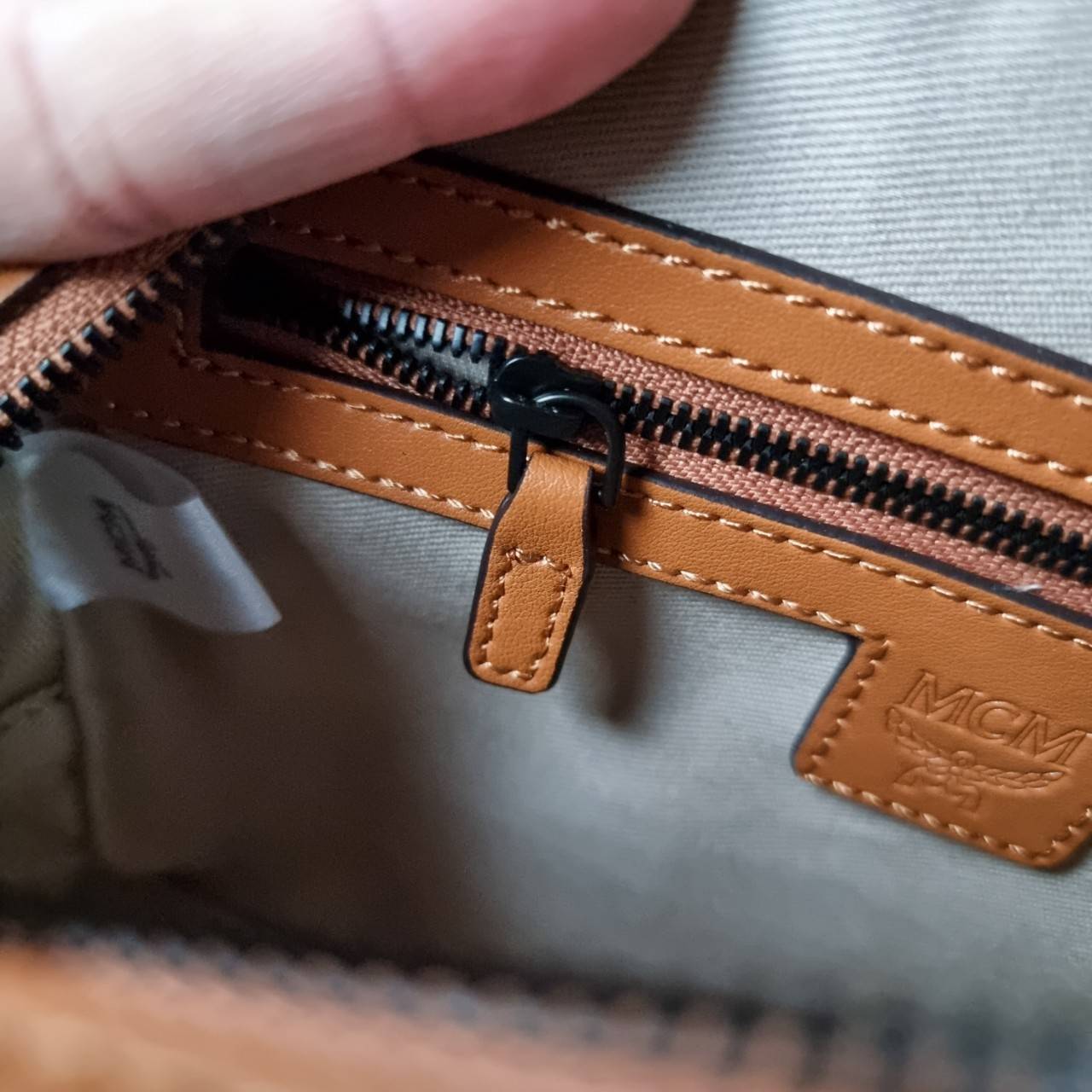 M.C.M SMALL E/W SOFT BERLIN CROSSBODY IN VISETOS ไอเท็มใหม่ในดีไซน์ทรงกระเป๋าเดินทางแบบคลาสสิค ย่อส่วนมาให้ใช้งานได้แบบสบายๆ พกพาสะดวก แมทช์ได้ทุกสไตล์ ใช้ได้แบบ unisex ใช้งานง่ายด้วยหูจับในตัว และซิปหลัก อะไหล่สีดำดูมีมิติตัดกับสีน้ำตาลคอนยัคได้เป็นอย่าง