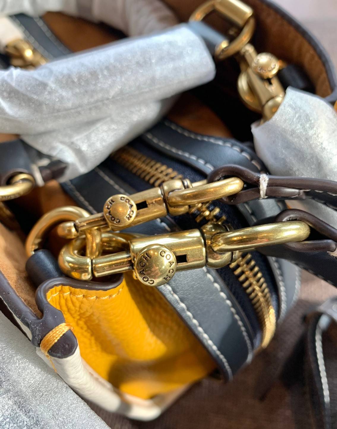 LIMITED EDITION!💥 💋สวยต้องยกนิ้วให้นางไปเลยจร้าา👍👍 COACH DISNEY X COACH ROGUE 25 WITH MICKEY MOUSE((C6166)) 📌พร้อมส่งที่ไทยก่อนใคร คุณภาพจัดเต็มบอกเลย หลงรักแน่นอนค่ะ! ✔️กระเป๋าหิ้ว//คล้องไหล่//สะพายข้างได้ ส