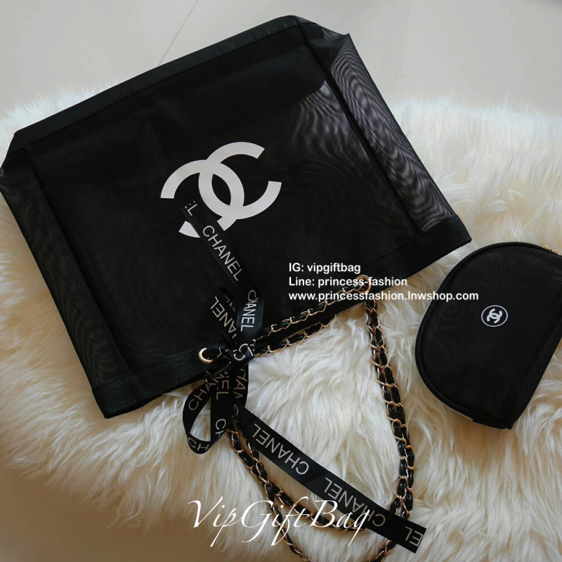 Chanel Shopping Ribbin bag With Chain With + Cosmetic Pouch กระเป๋าสะพายใบใหญ่ทรง Shopping พร้อมกระเป๋าใส่เครื่องสำอางค์ ใบเล็ก จากงานพรีเมี่ยมกิ้ฟของแท้นำเข้าจาก Chanel Perfume Counter ใบใหญ่วัสดุ Nylon โปร่ง **อะไหล่ทอง เปิดปิดด้วยแถบแม่เหล็กซ่อนด้านใน 