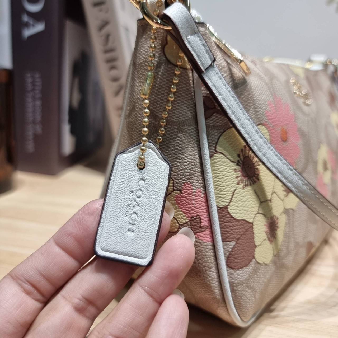 COACH F58321 TOP HANDLE POUCH คอลเลคชั่นสุดฮิต กับดีไซน์ใหม่ น่ารักน่าใช้ทุกแบบ กระเป๋าพอชทรงใช้งานง่าย สะดวก กะทัดรัด วัสดุหนังแคนวาสเคลือบคุณภาพ มาพร้อมสายคล้องในตัว และสายสะพาย crossbody ปรับเปลี่ยนได้ตามสไตล์ อีกหนึ่งไอเท็มที่สาวๆต้องมี ในราคาสุดคุ้ม 