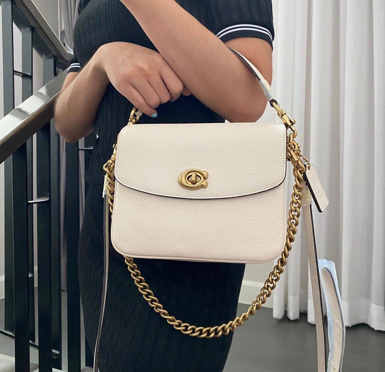 3สาย Coach 89089 Cassie Crossbody 19 In Signature Canvas เรียบหรู ดูดี ต้องไอเท็มนี้เลยจ้า กระเป๋าถือ/สะพายข้าง สุดพิเศษ!! มีสายมาให้ถึง 3 แบบ!! สลับใช้แมทช์ตามสไตล์ได้เลย วัสดุหนังแคนวาสสลับหนังเรียบ เปิด-ปิดด้วยตัวบิดล็อค ภายในแบ่งสัดส่วนอย่างดี ใส่ของไ