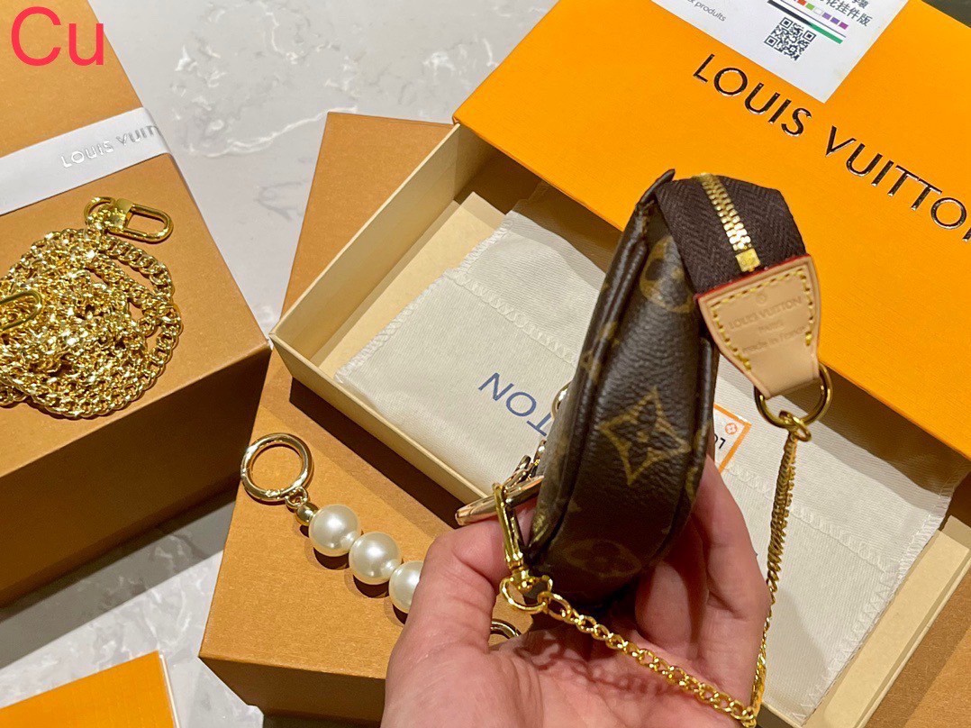 LV Mini Pochette Accessoires กระเป๋าทรงพอชไซส์มินิน่ารัก สวยงามน่าหลงใหล มาพร้อมสายโซ่ประดับมุกและหัวใจ สุดคุ้มปรับใช้ได้ตามต้องการ ถือออกงานดูแพง แมชชุดน่ารัก ได้ใบนี้ไปคุ้มแน่นอนค่ะ
